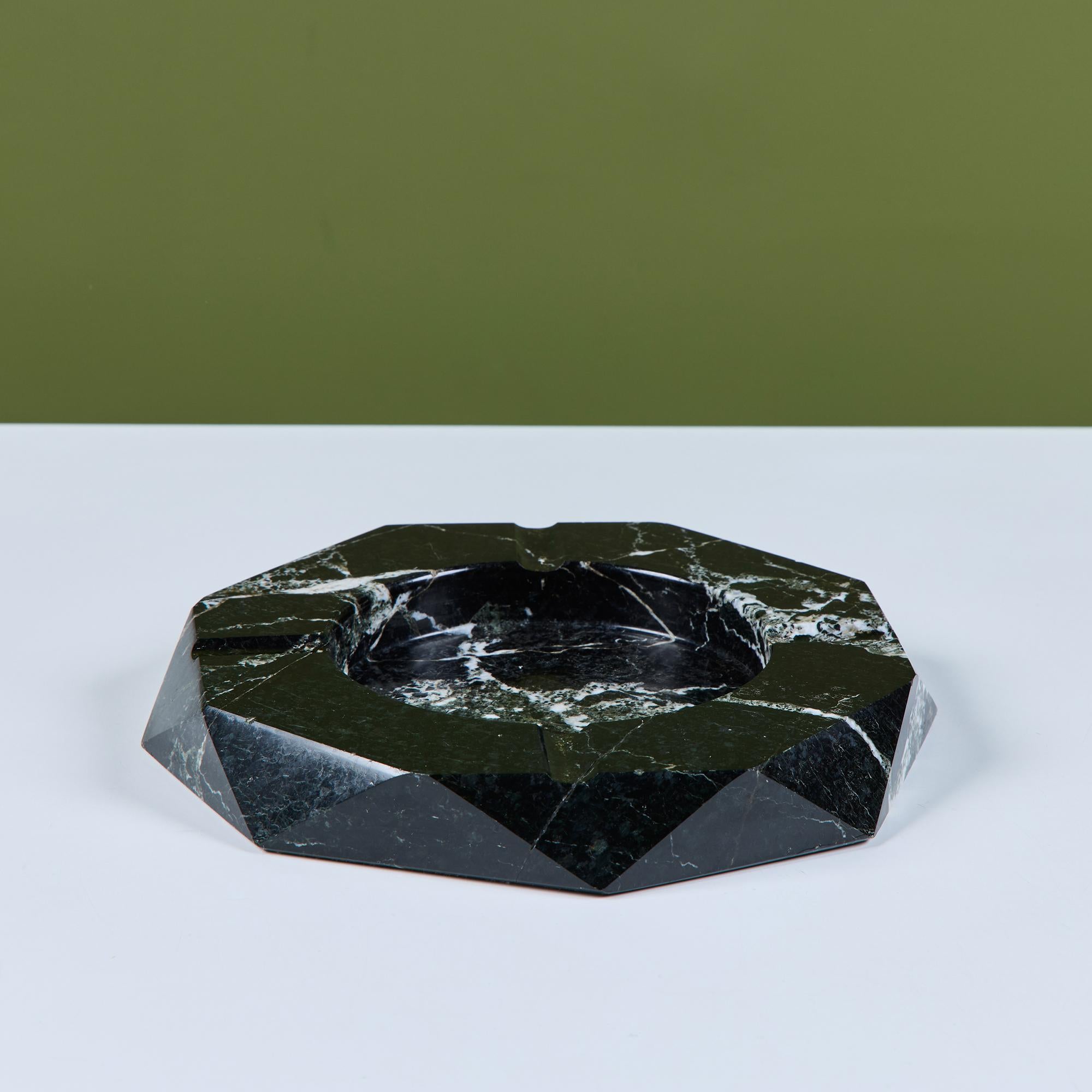 Achtseitiger Aschenbecher aus italienischem Nero Marquina-Marmor mit weißer Aderung im Stil von Angelo Mangiarotti. Der Aschenbecher hat dicke Ränder und eine runde Vertiefung in der Mitte mit vier Zigarettenschächten.

Abmessungen
11