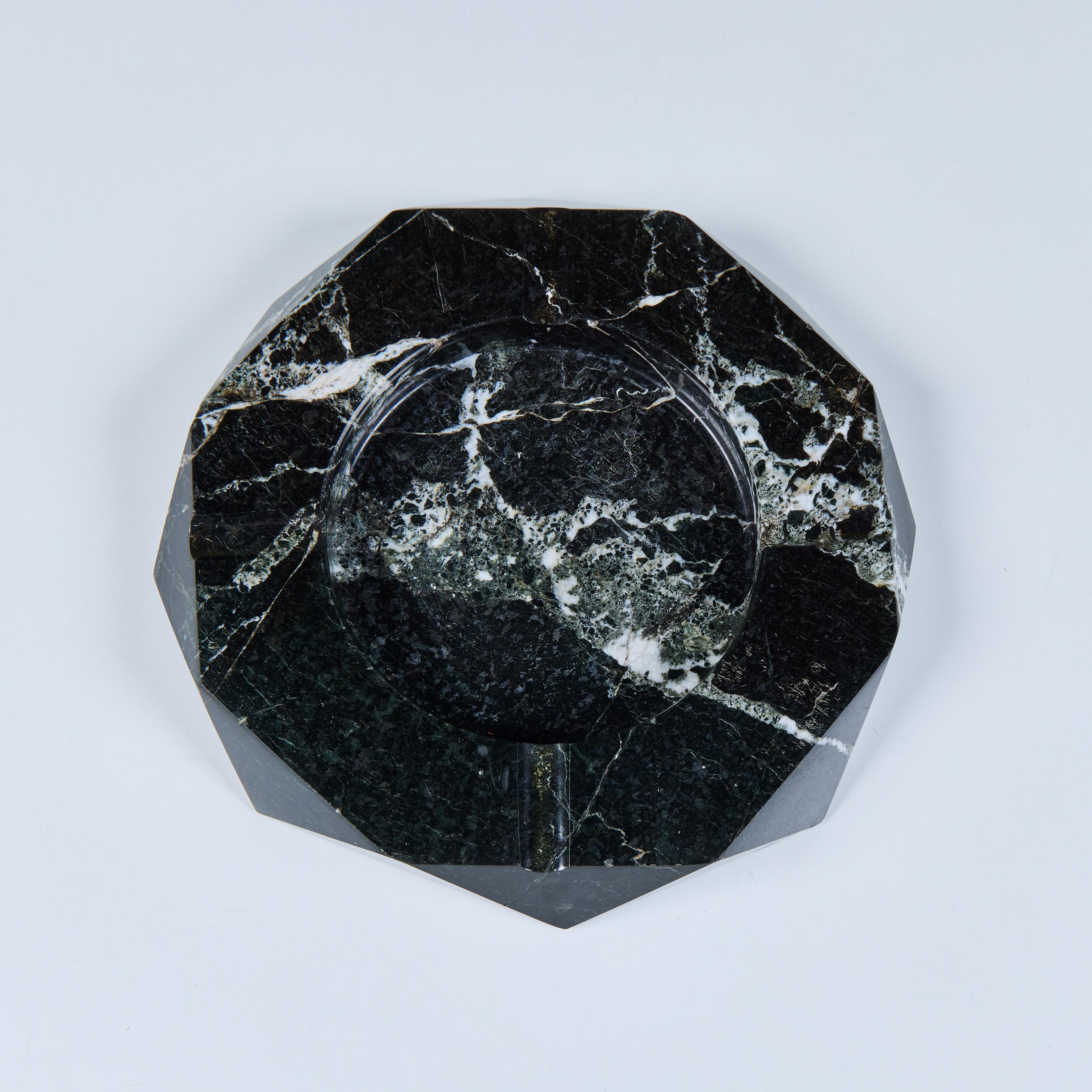 Achteckiger Aschenbecher aus Nero Marquina-Marmor (Moderne) im Angebot