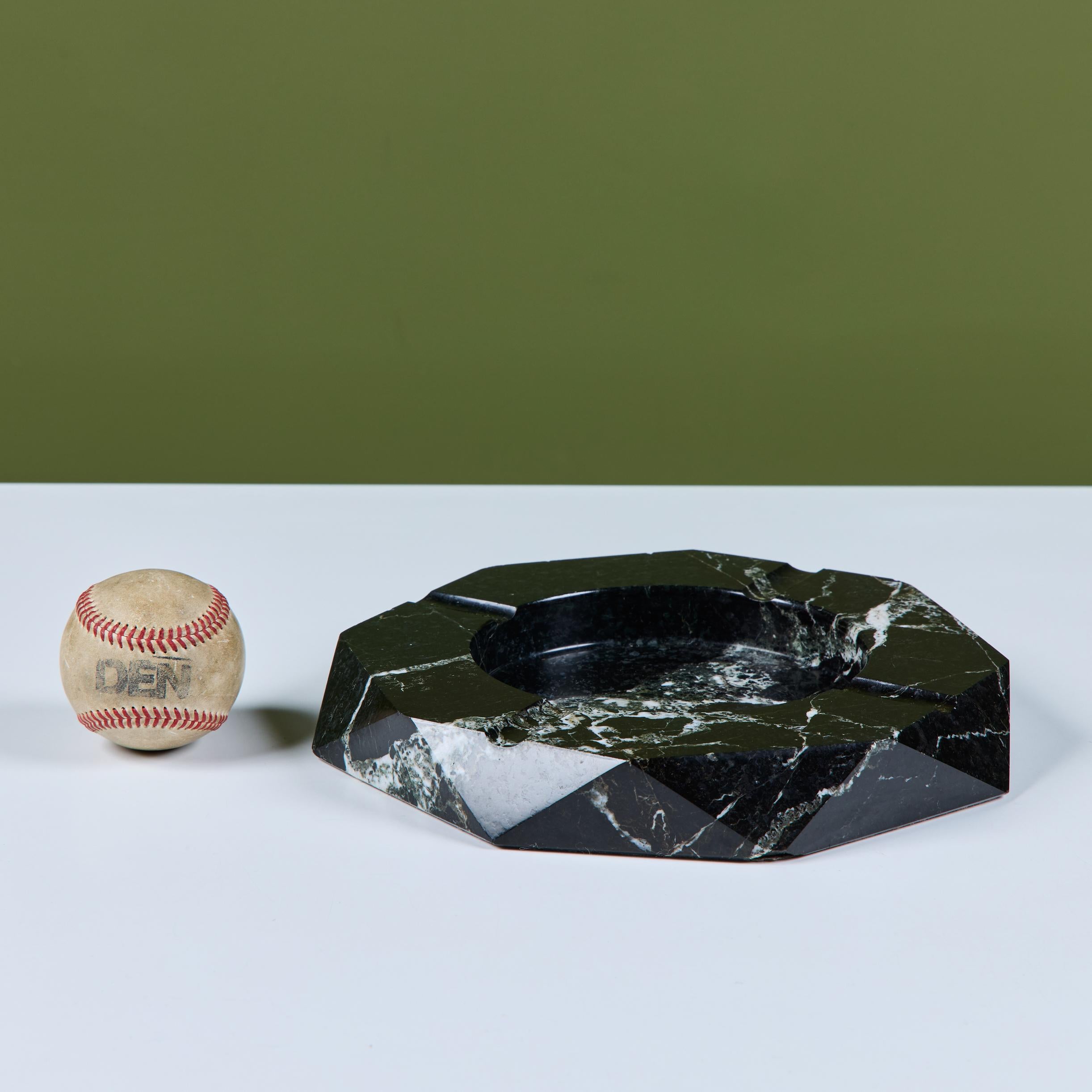 Achteckiger Aschenbecher aus Nero Marquina-Marmor (Unbekannt) im Angebot