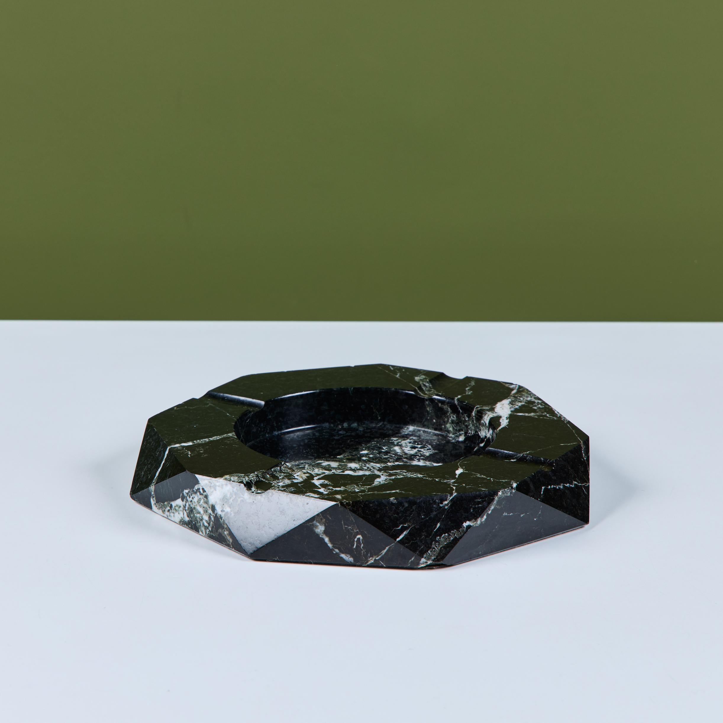 Achteckiger Aschenbecher aus Nero Marquina-Marmor (Geschnitzt) im Angebot