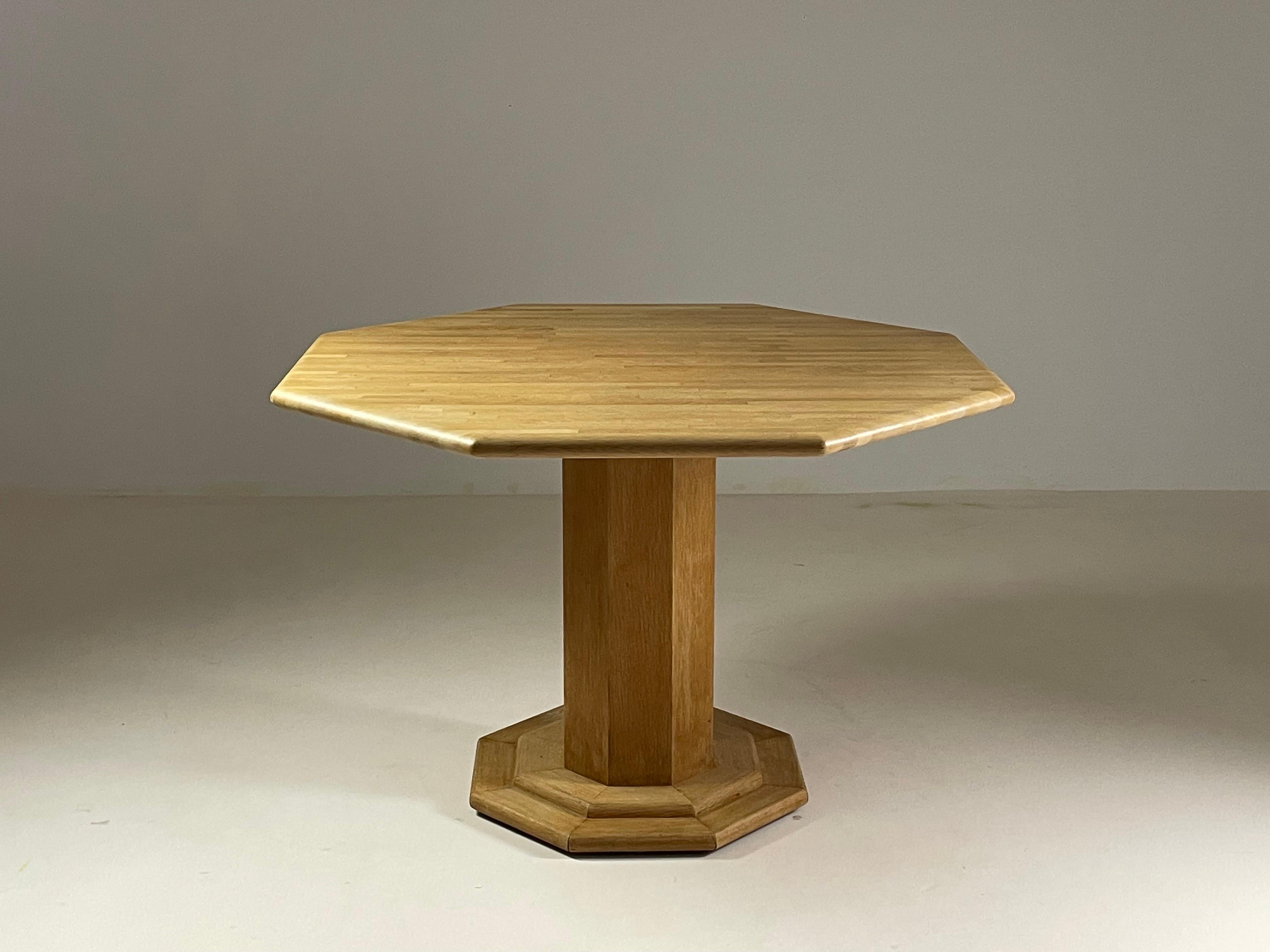 Dining table with an octagonal solid oak top fixed on a geometric central oak veneer leg. Dimensions: l 110 X p 110 X h 75 cm dimension of one side of the octagon 46cm good condition. The entire table has been sanded and matt varnished.