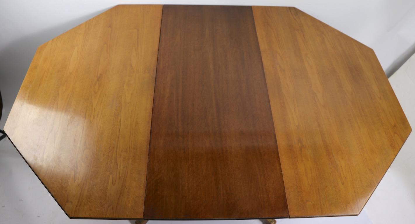 Octagonal Pedestal Dining Table with 2 Leaves Attributed to Kipp Stewart In Good Condition In New York, NY