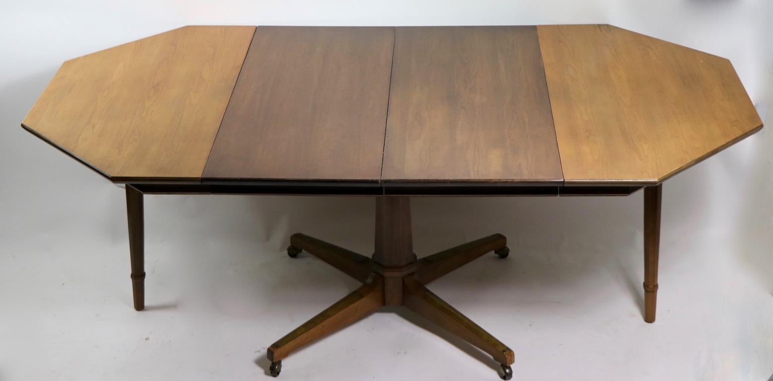 20th Century Octagonal Pedestal Dining Table with 2 Leaves Attributed to Kipp Stewart