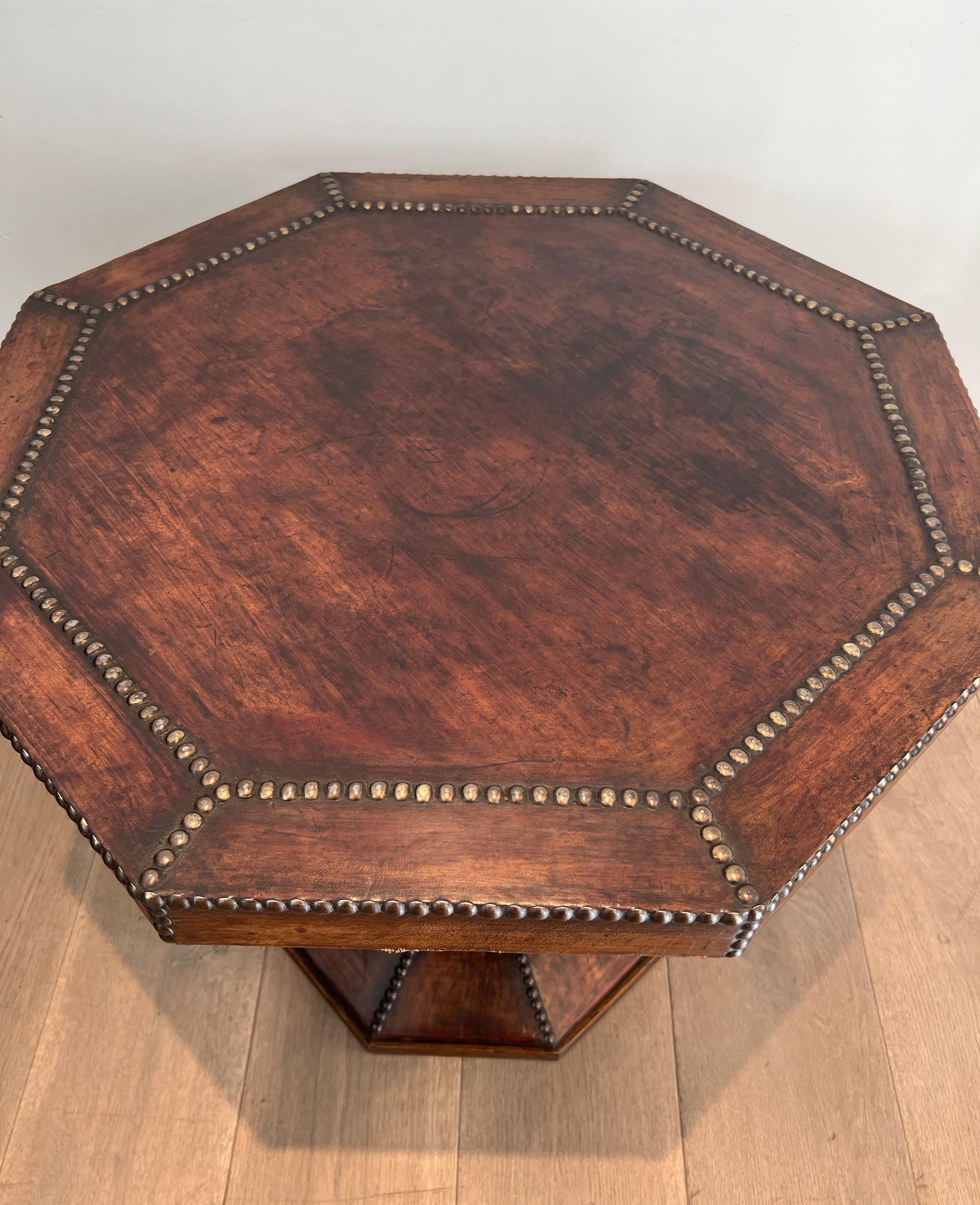 Octagonal Pedestal Gueridon made of Oak and Leather Studded with Large Round-Hea In Good Condition In Marcq-en-Barœul, Hauts-de-France