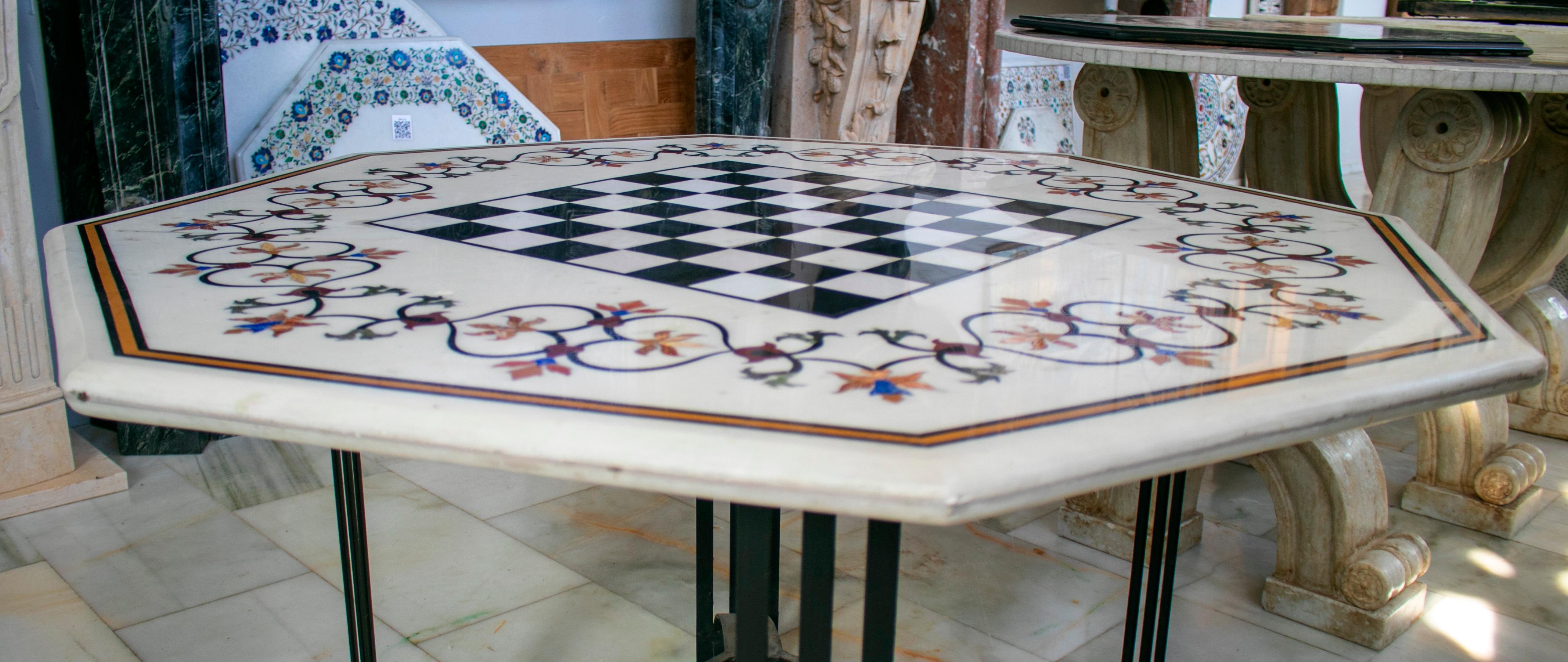 Européen Table d'échecs octogonale avec marqueterie de marbre Pietre Dure et jade en vente