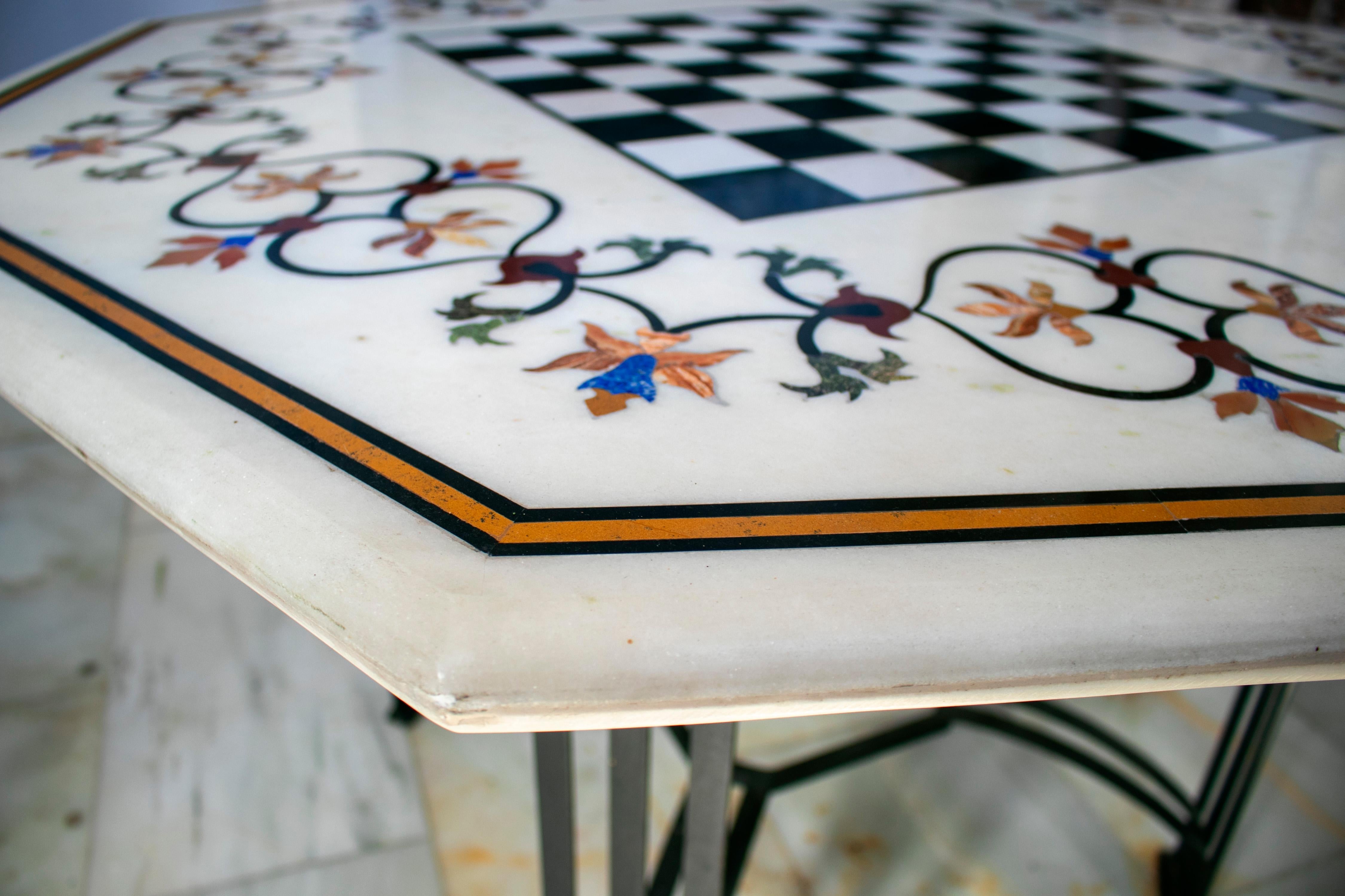 Octagonal Pietre Dure Marble Inlay Mosaic Chess Table Top with Lapis and Jade In Good Condition For Sale In Marbella, ES