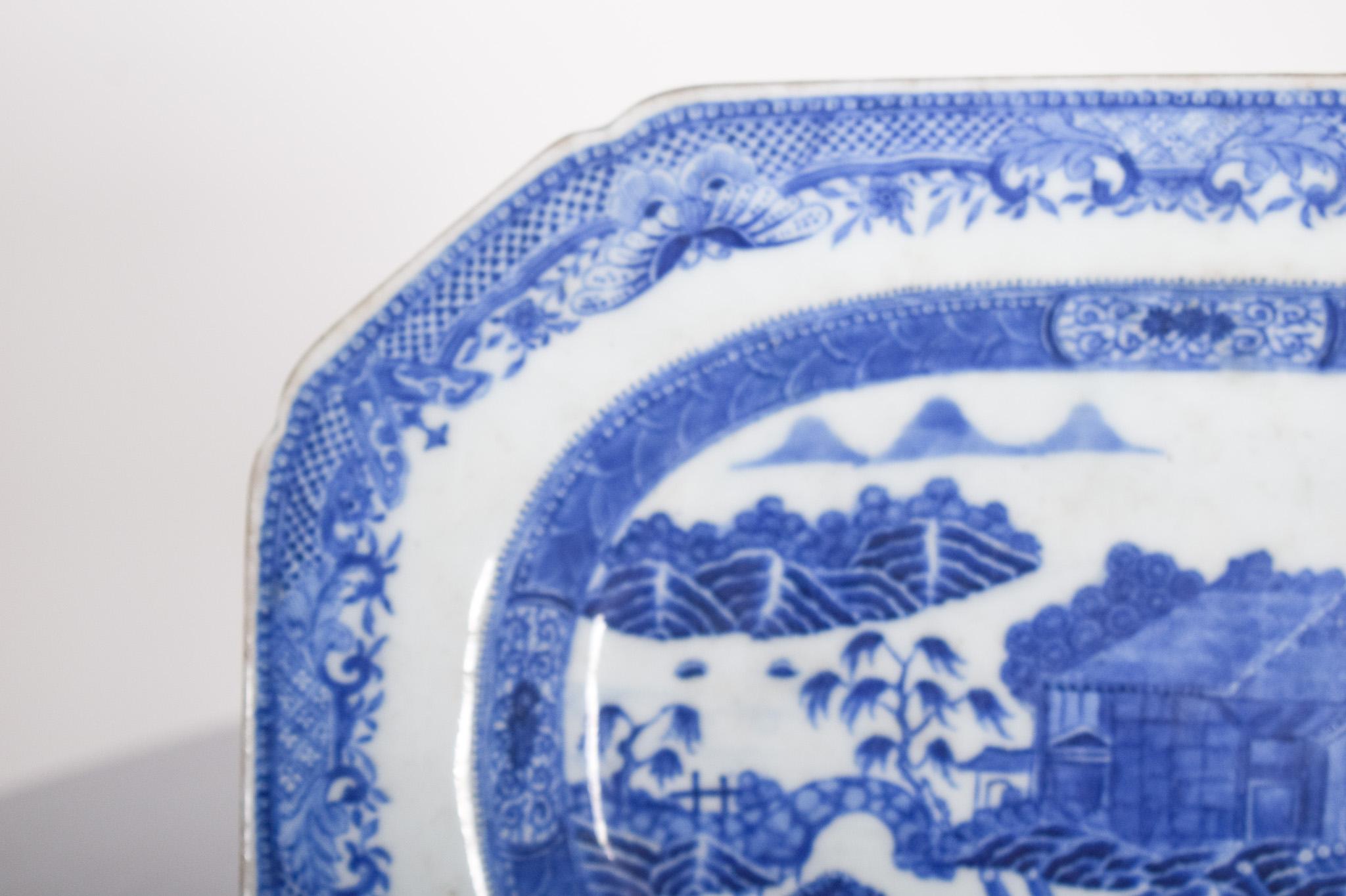 Plateau octogonal en porcelaine de Chine pour l'exportation. Décorée en bleu et blanc, avec des bâtiments et un paysage fluvial, dynastie Qing, période Qianlong (1736-1795).
Le centre de l'allée est décoré d'une scène de paysage idyllique,