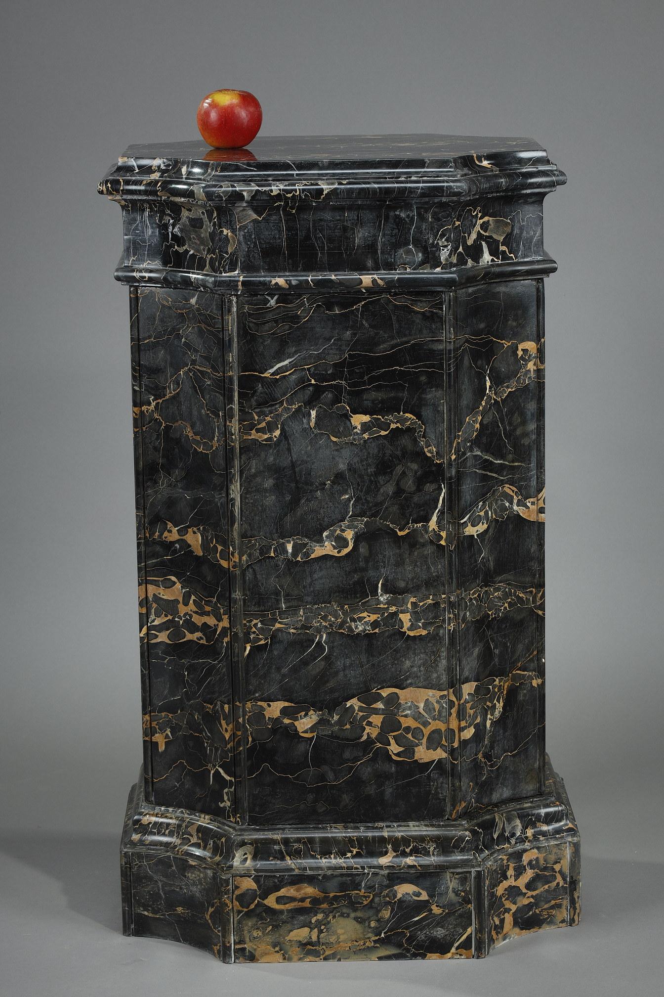 

Imposing octagonal Portor marble column with four concave angles cut on the length. This pedestal is enhanced by a doucine tray (48 x 38 cm). The whole rests on a carved base with several levels. This sellette was made at the beginning of the 20th