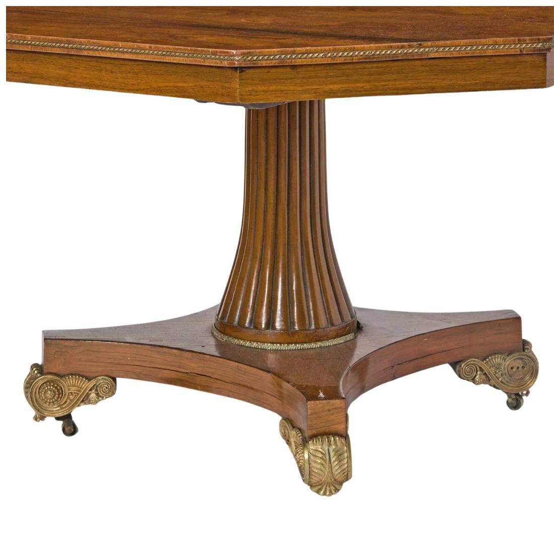 Achteckiger Esstisch aus Palisanderholz mit vergoldeten Blättern (Regency) im Angebot
