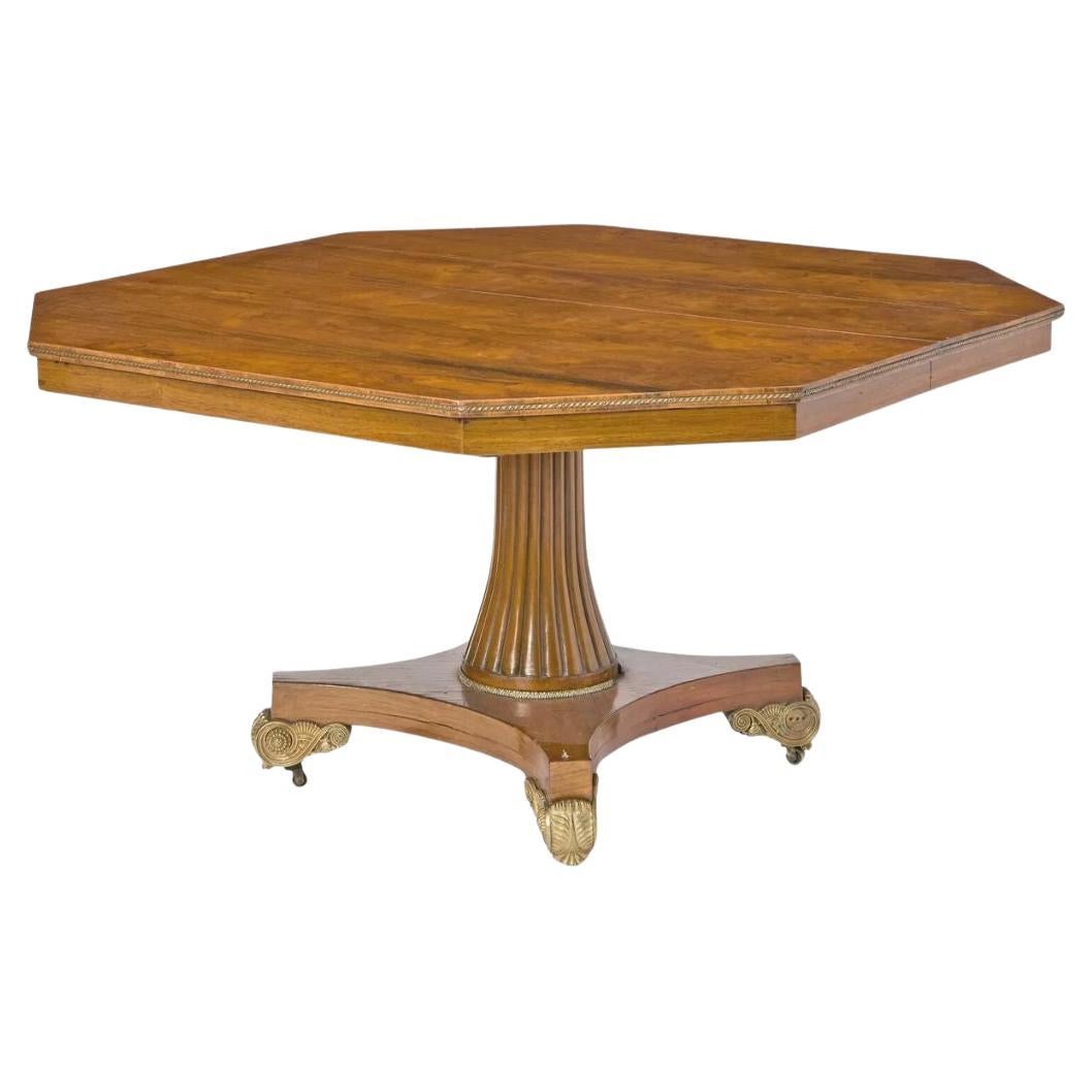 Mesa de comedor octogonal de palisandro con dorados y hojas