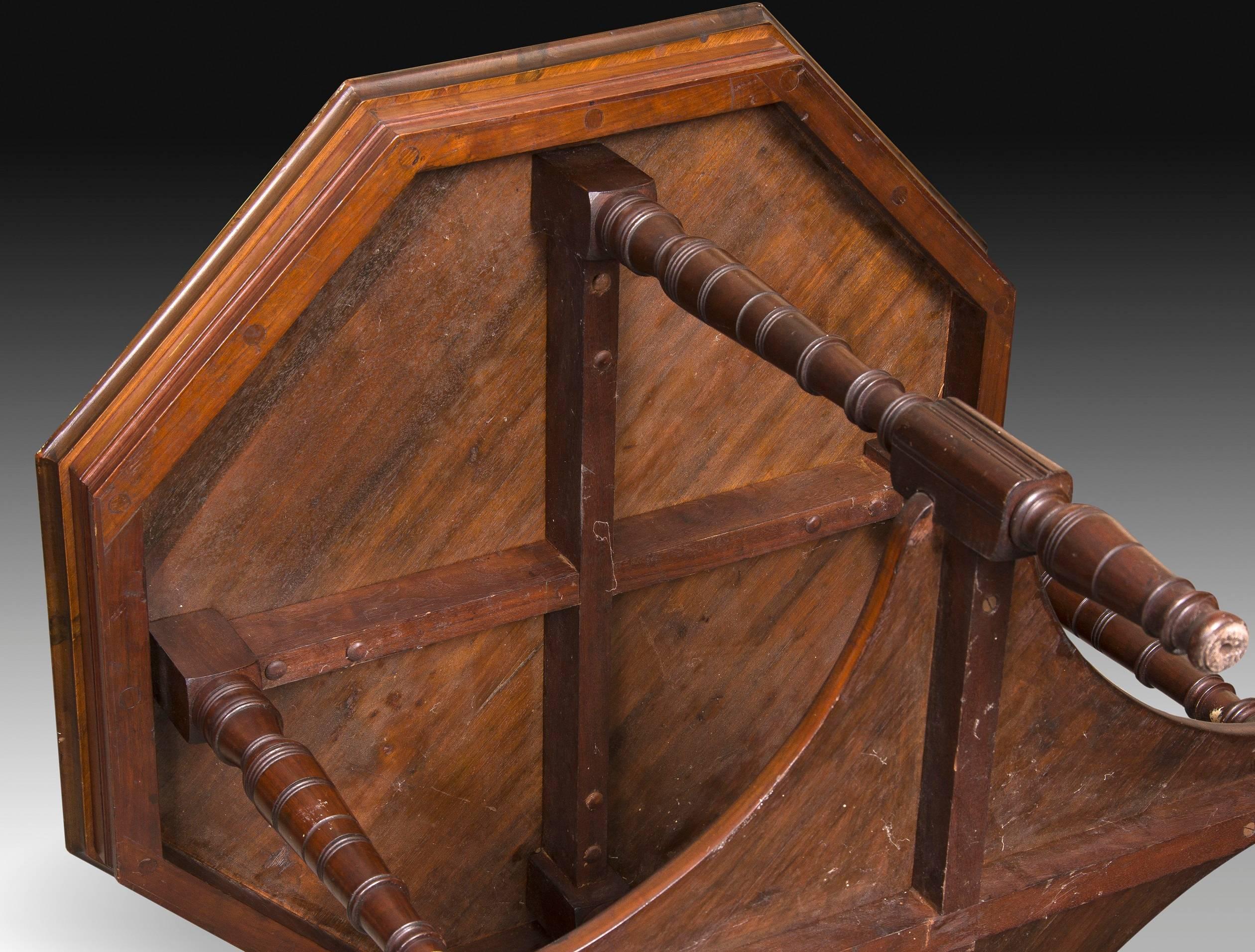 Octagonal Rosewood Table, France, 19th Century In Good Condition For Sale In Madrid, ES