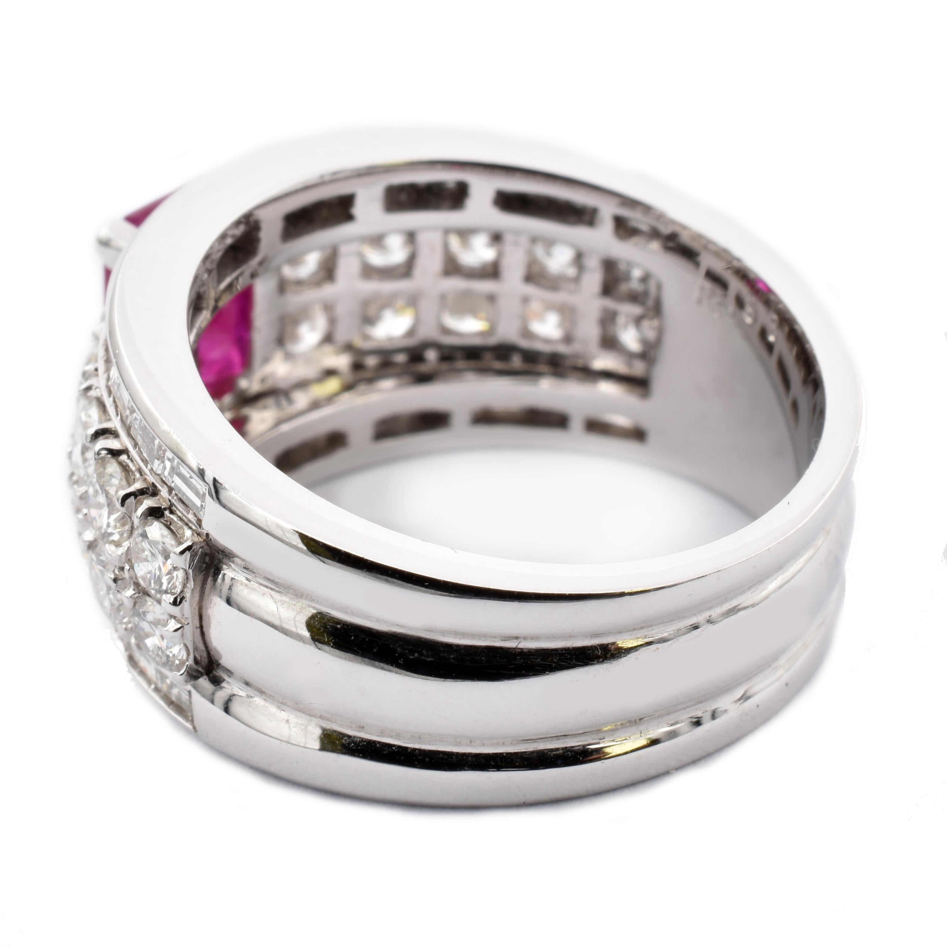 Anello in oro bianco con rubino ottagonale e diamanti tondi e baguette Made in Italy In condizioni Nuovo in vendita a Valenza, AL