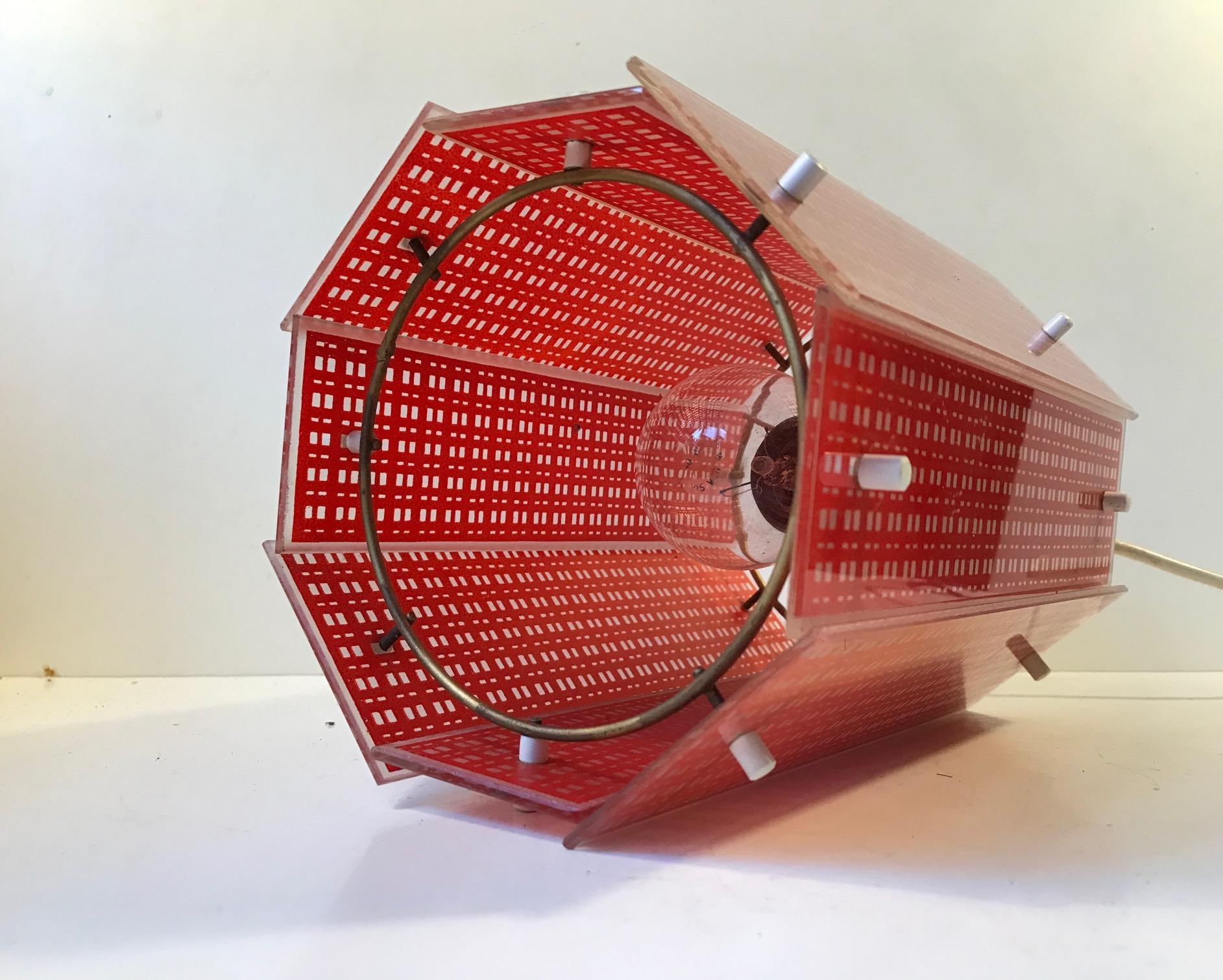 Lámpara colgante octogonal escandinava moderna de cristal rojo a cuadros, años 60 Escandinavo moderno en venta