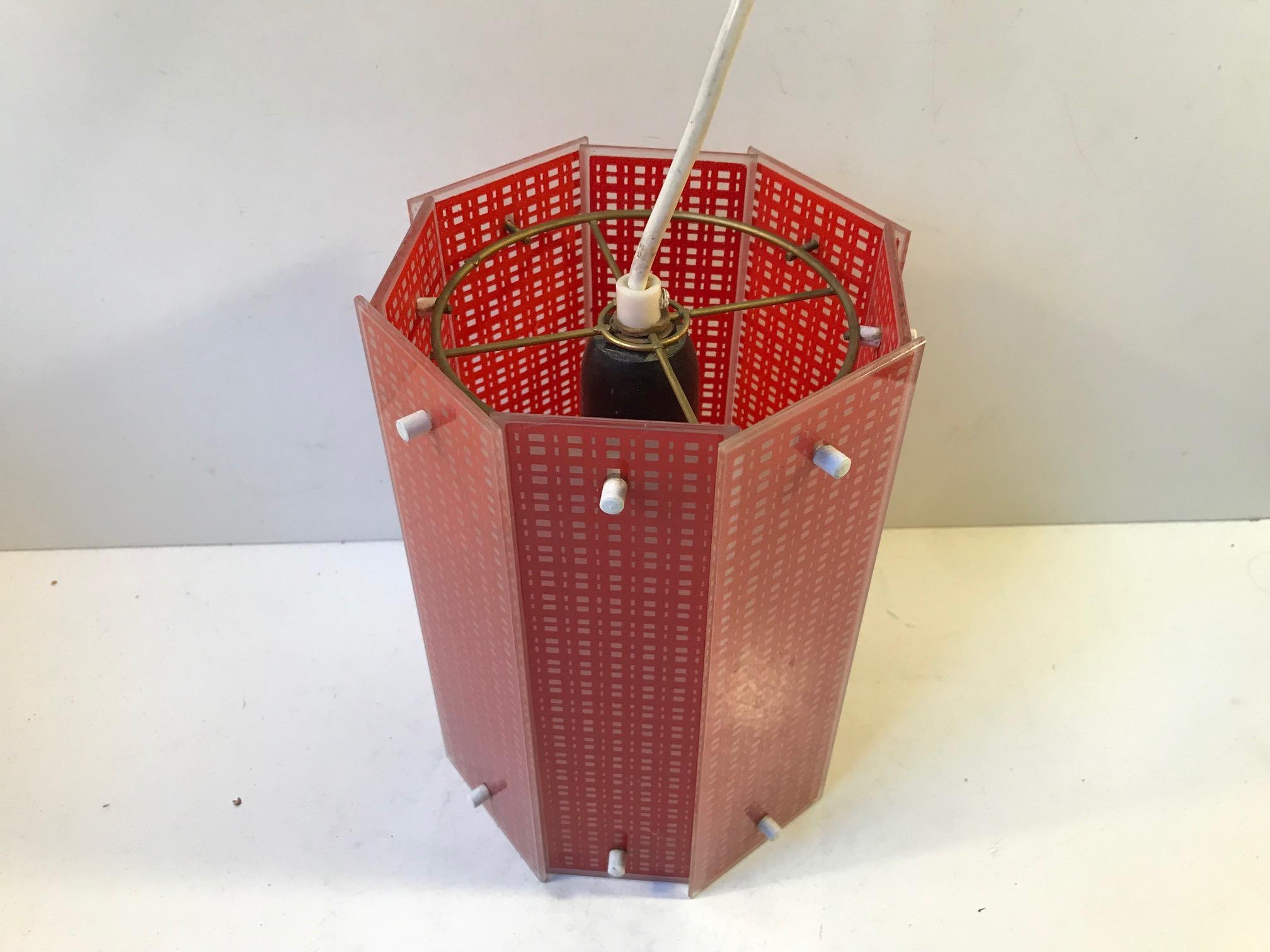 Lámpara colgante octogonal escandinava moderna de cristal rojo a cuadros, años 60 Vidrio en venta