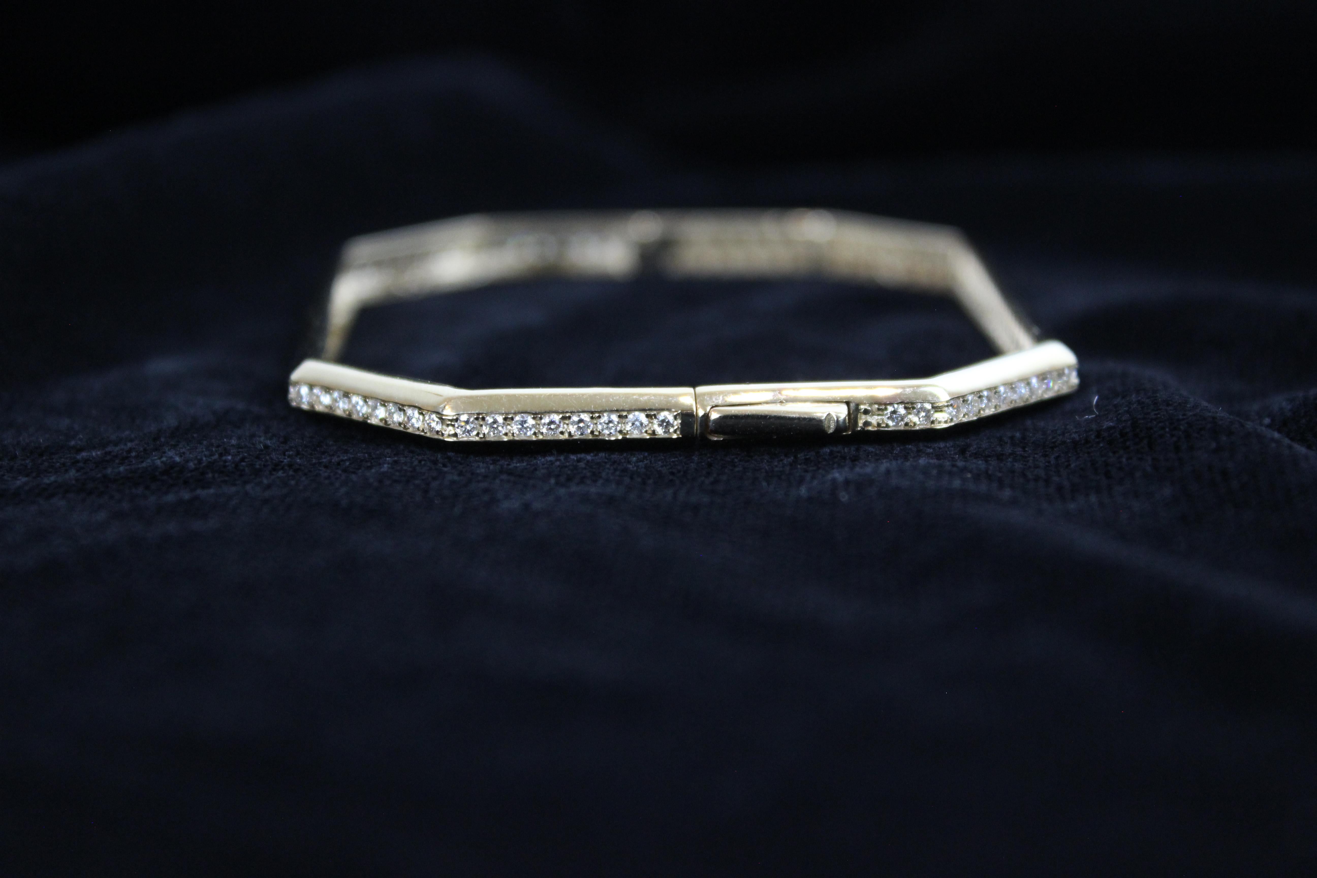 Octagonal Shape Bangle Bracelet Set in 18k Solid Gold In New Condition For Sale In New Delhi, DL