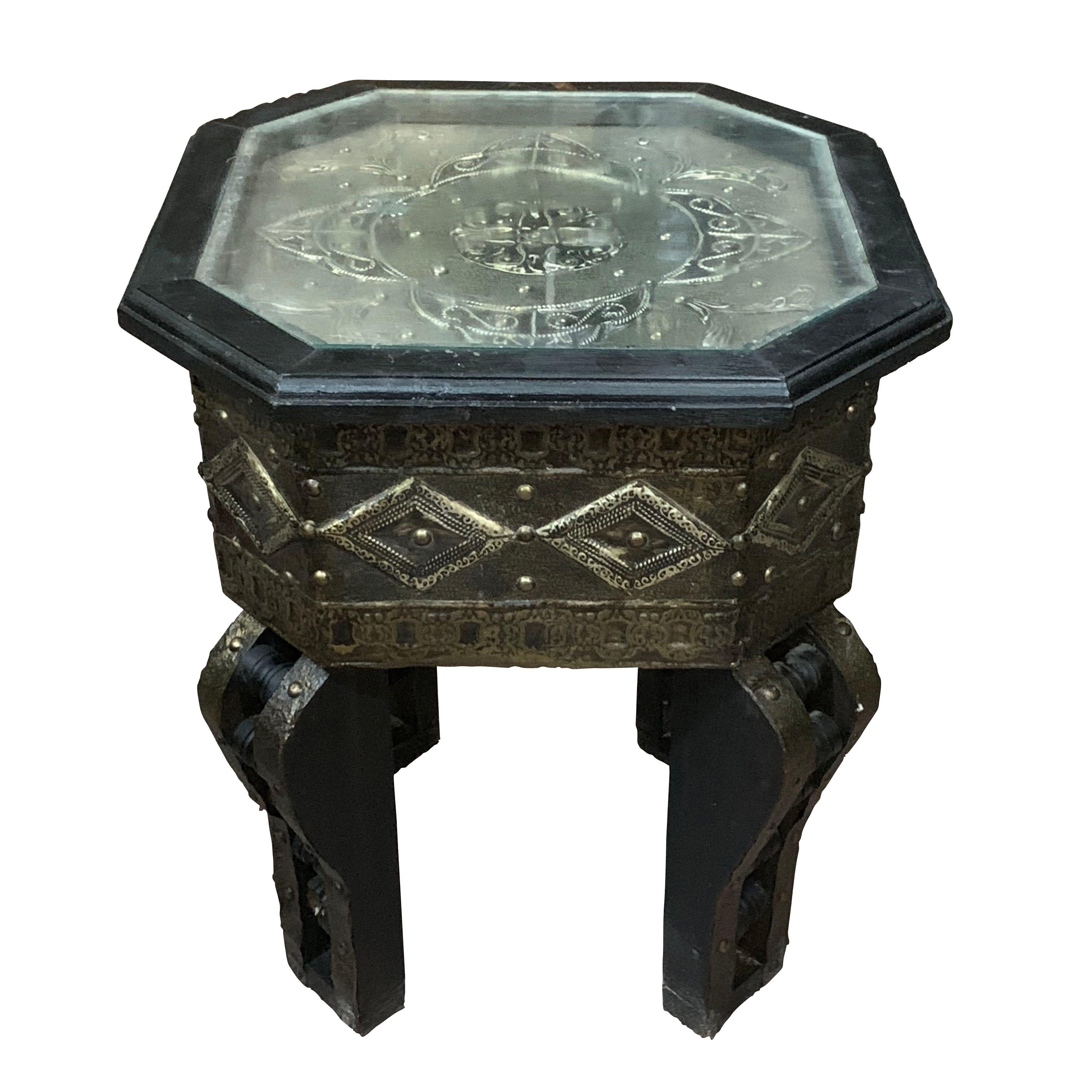 19. Jahrhundert Marokko aus der Sahara, die Platte und die Seiten dieses achteckigen Cocktailtisches aus Zedernholz haben dekorative Details aus Messing und Silbereinlagen. 
Die dekorative Platte ist durch Glas geschützt.

