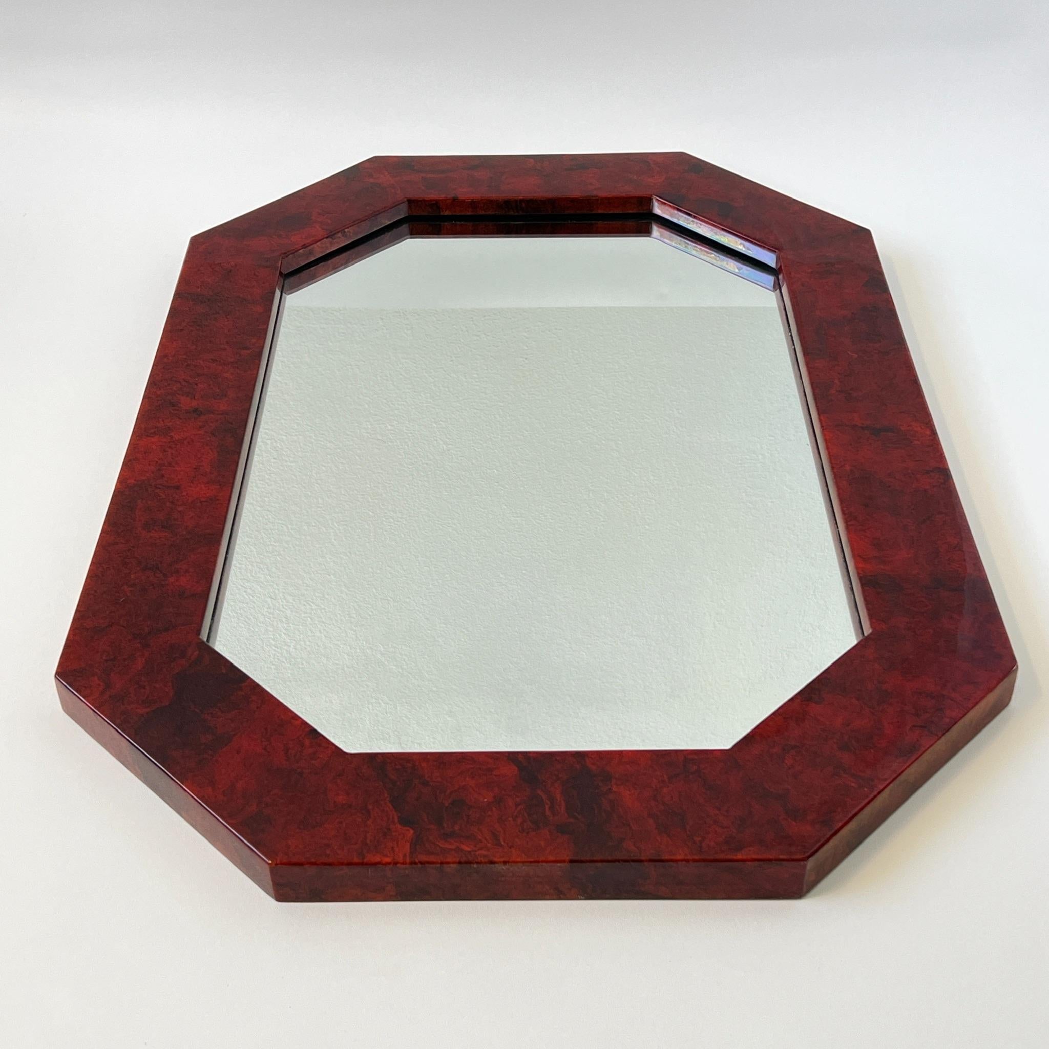 Moderne Miroir mural octogonal en bois de ronce laqué rouge de forme octogonale en vente