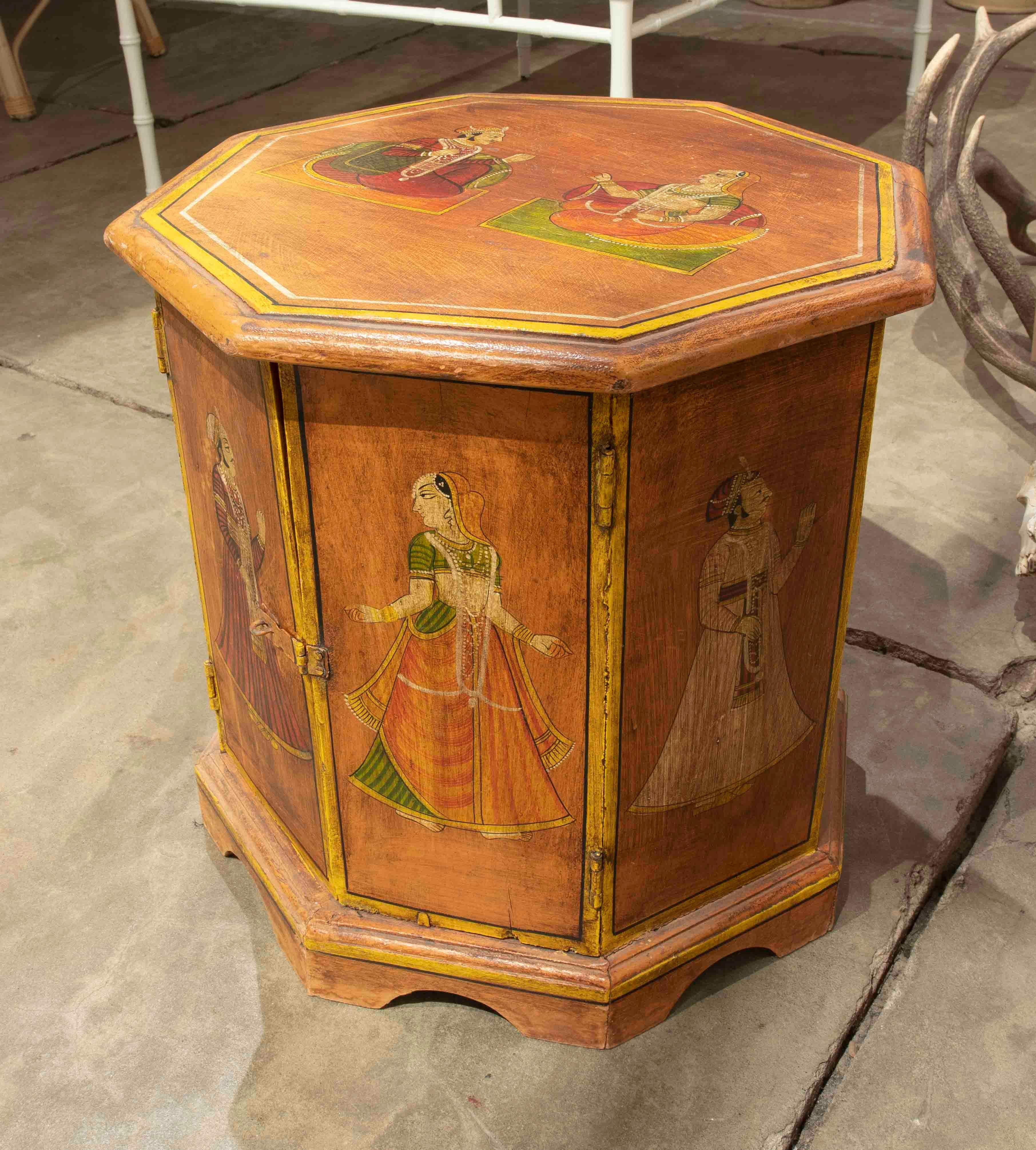 Octagonal Shaped Wooden Octagonal Coffee Table Hand-Painted with Indian scenes In Good Condition In Marbella, ES