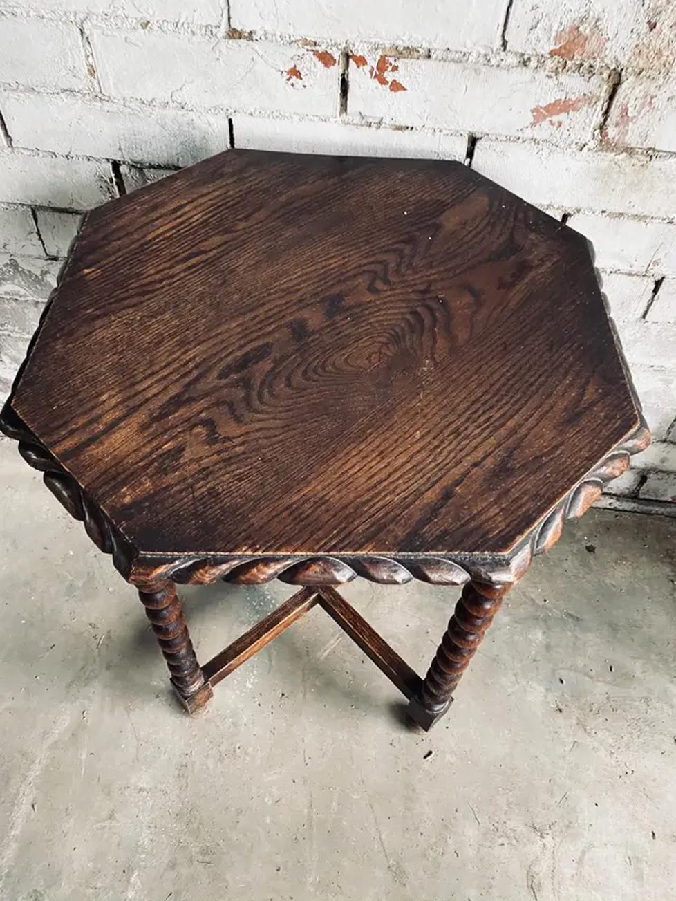 Table able antique of the 19th century wood with features barley twist legs

Solid wood in perfect condition, beautiful patina

This table is raised on a base composed of four turned legs and a cross-shaped stretcher, also turned

Castilian or