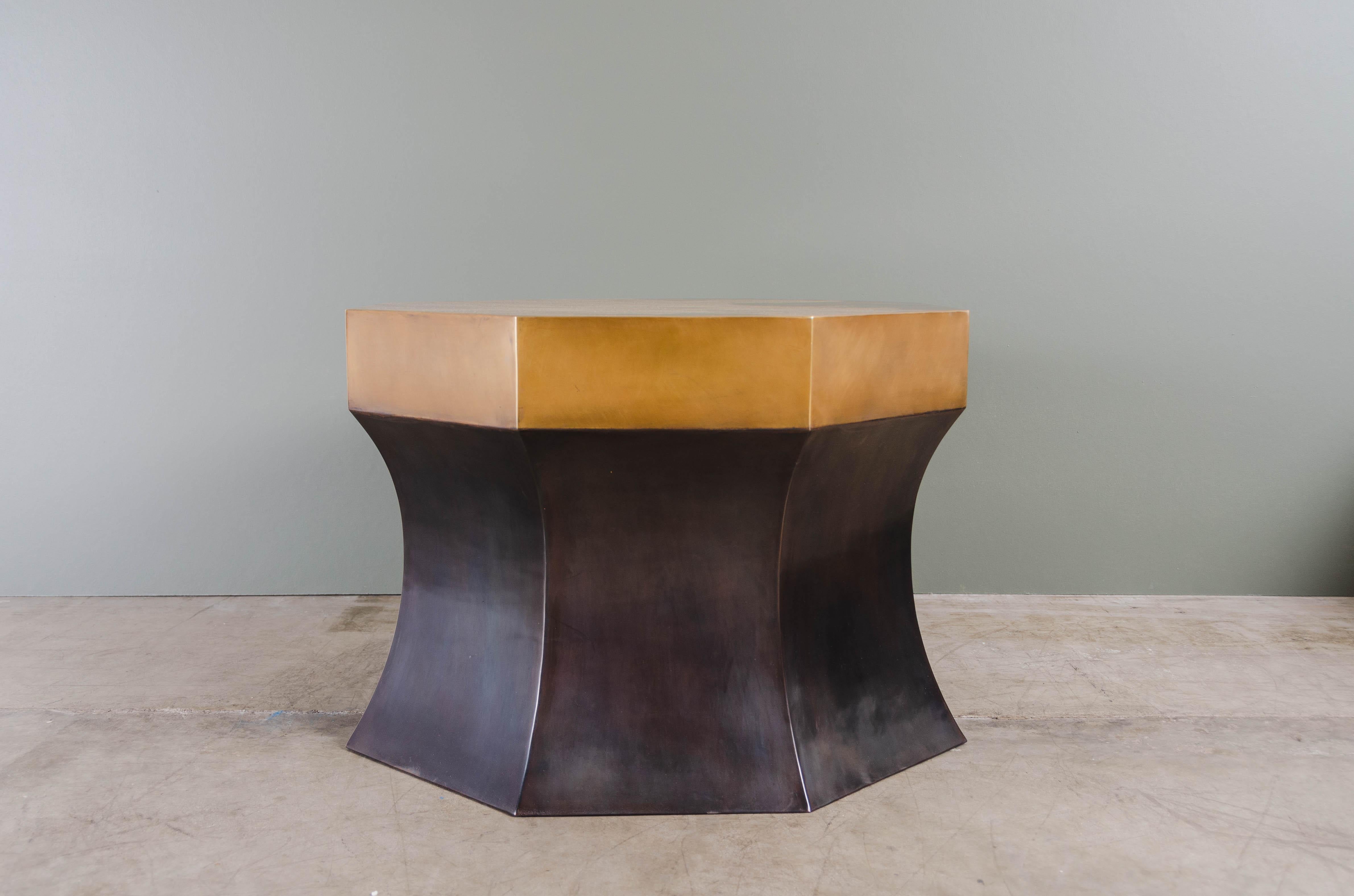 Repoussé Table d'appoint octogonale en laiton et cuivre antique de Robert Kuo, édition limitée en vente