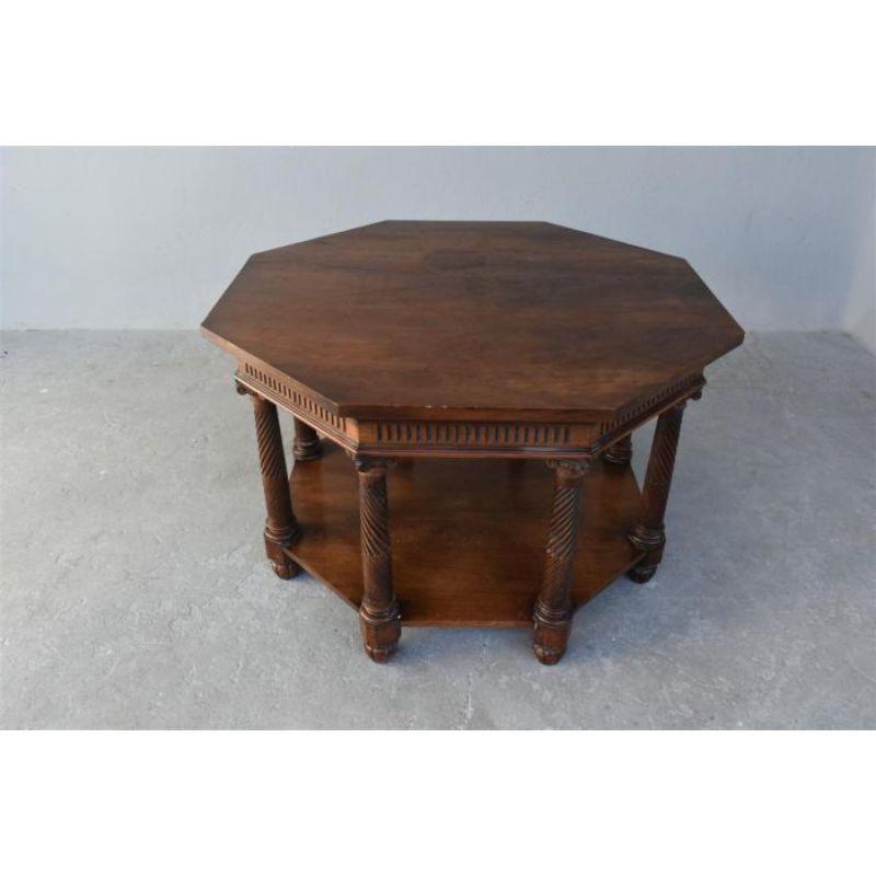 Octagonal double tray side table in walnut late 19th early 20th century, 110 cm in diameter for a height of 65 cm. note that the table is a bit pitted and that the patina needs to be redone.

Additional information:
Material: walnut.