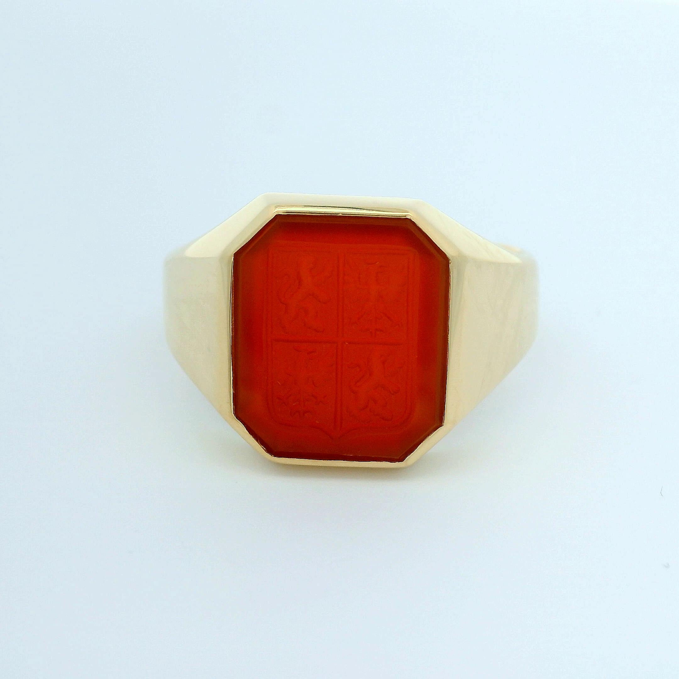 Contemporain Bague signet octogonale en or jaune 18 carats, cornaline 13,2 x 11 mm avec gravure en vente