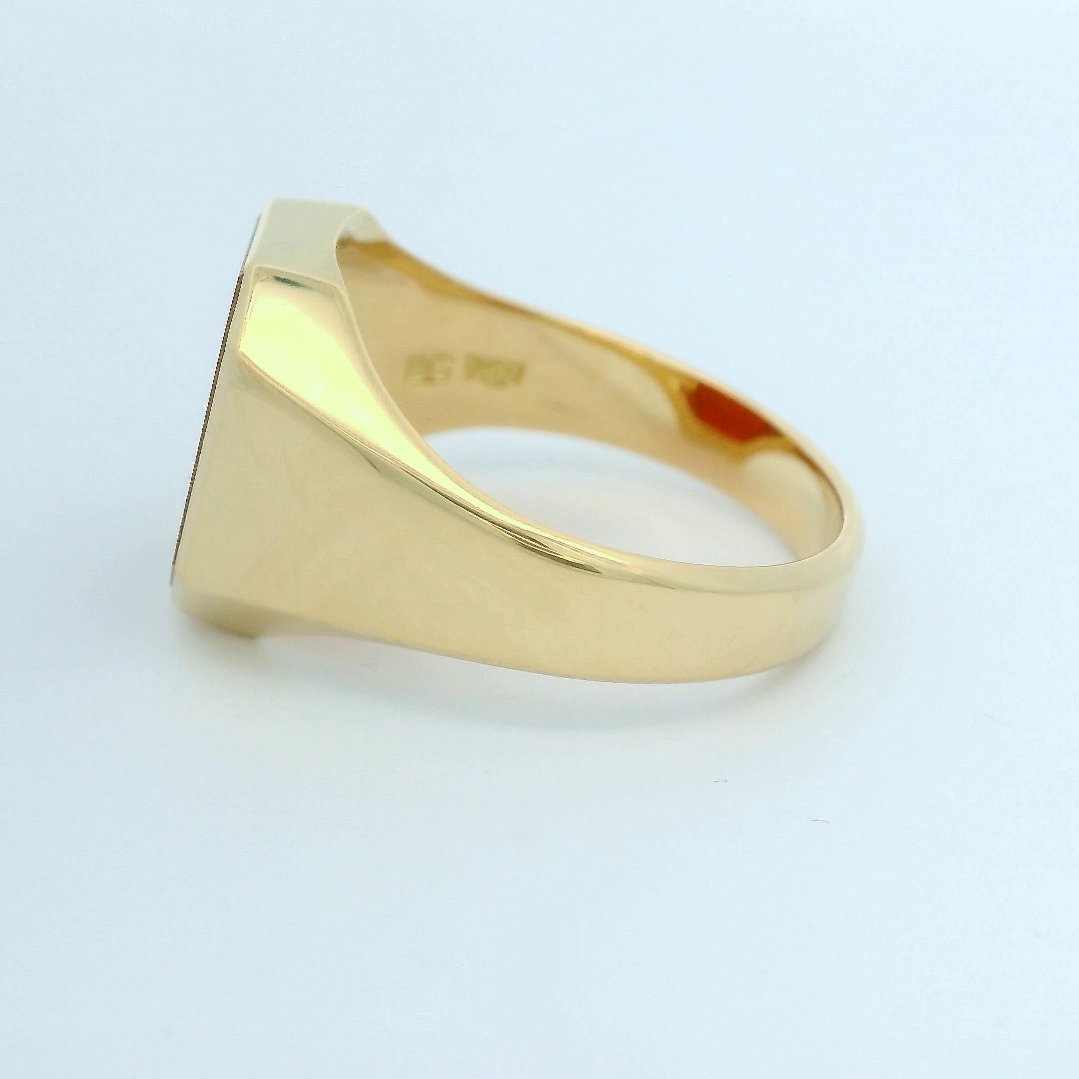 Taille octogone Bague signet octogonale en or jaune 18 carats, cornaline 13,2 x 11 mm avec gravure en vente