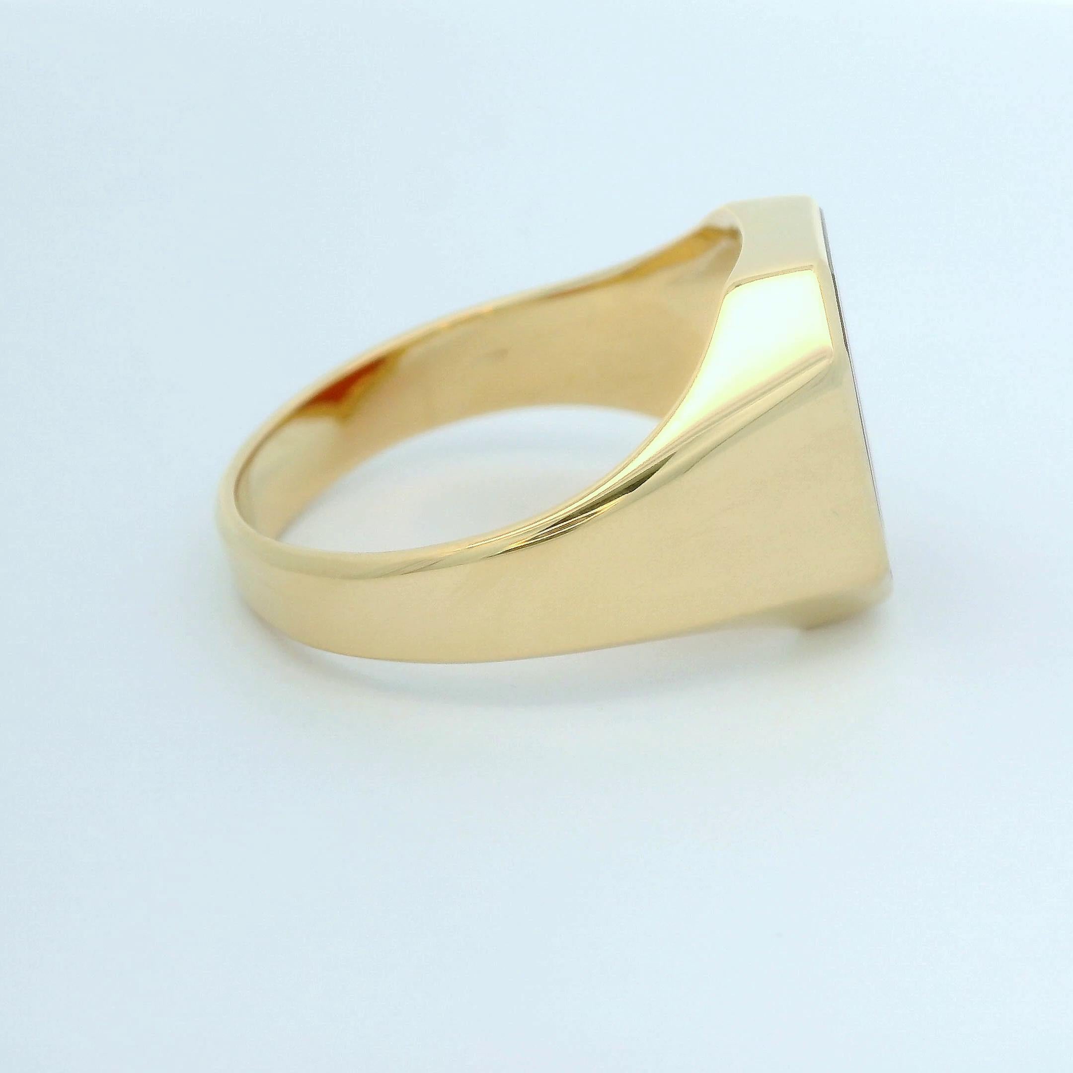 Bague signet octogonale en or jaune 18 carats, cornaline 13,2 x 11 mm avec gravure Neuf - En vente à Pforzheim, DE