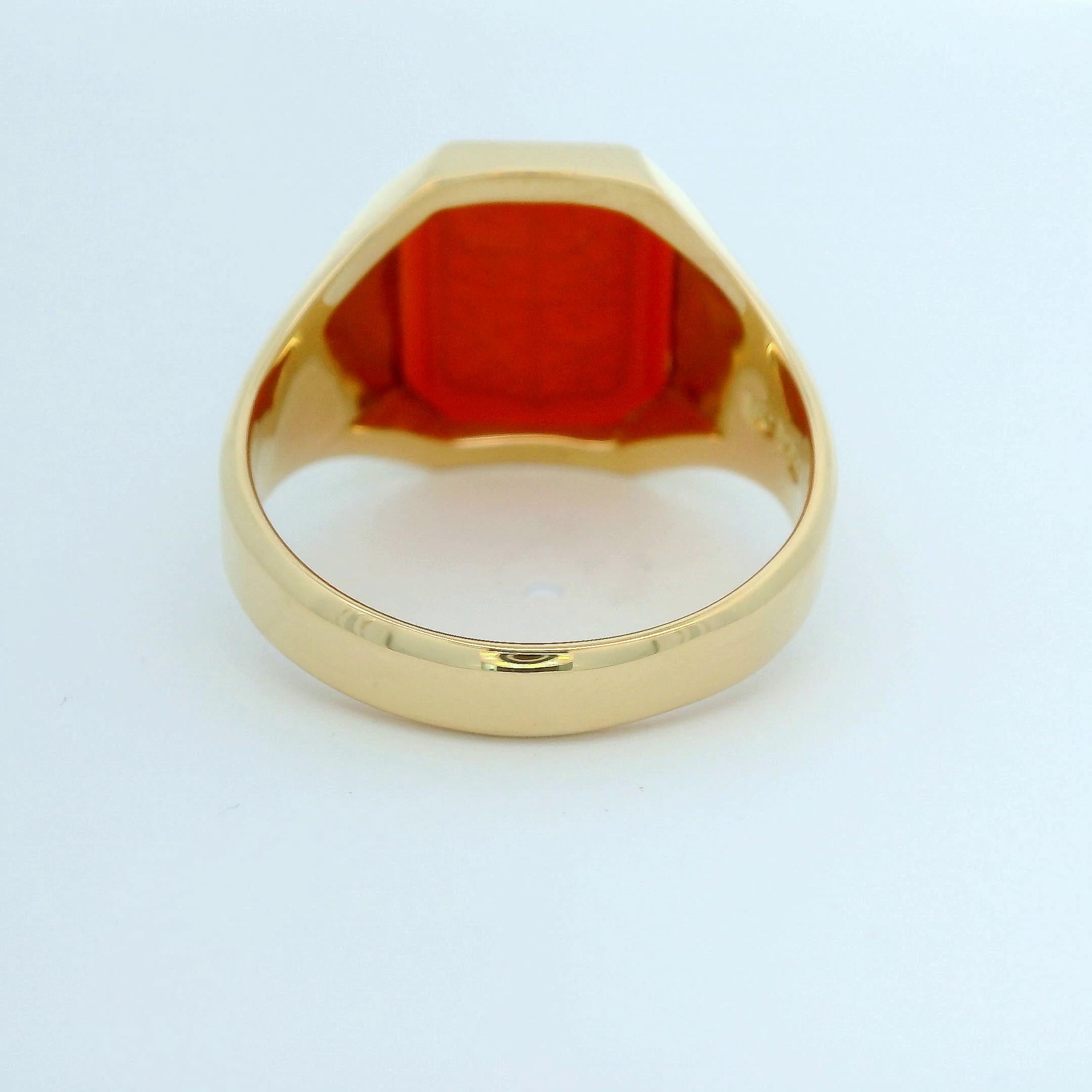 Bague signet octogonale en or jaune 18 carats, cornaline 13,2 x 11 mm avec gravure Pour hommes en vente