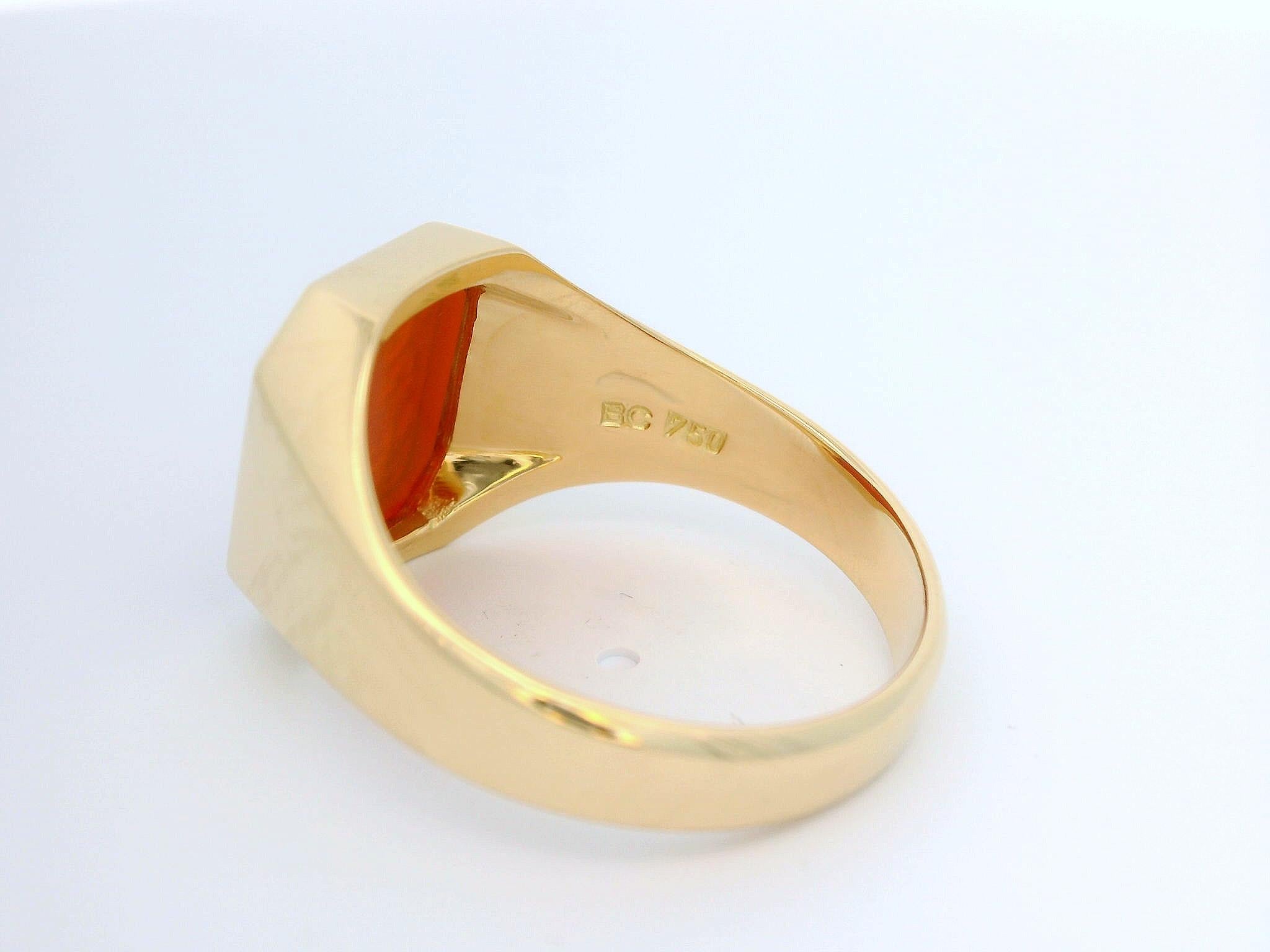 Bague signet octogonale en or jaune 18 carats, cornaline 13,2 x 11 mm avec gravure en vente 1