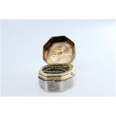 Octagonal silver-gold vinaigrette, smooth on both sides, George III period