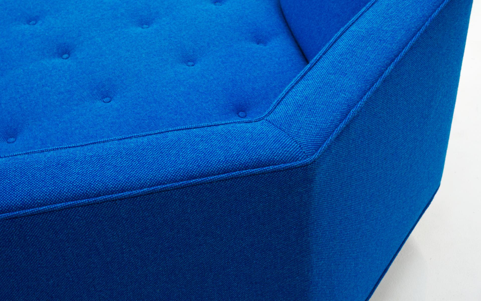 Achteckiges Sofa, Harvey Probber zugeschrieben, restauriert mit blauem Maharam-Stoff im Angebot 3