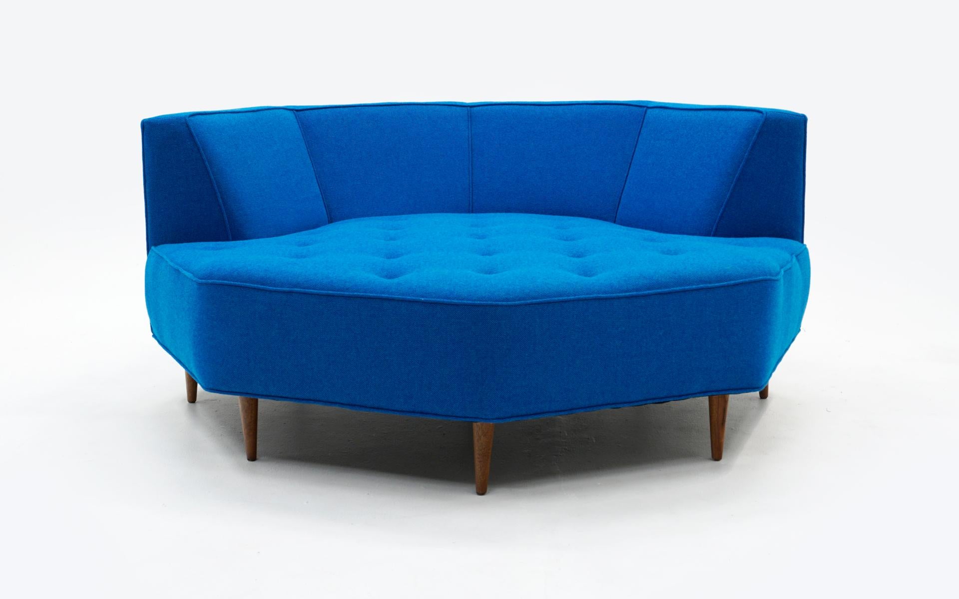Achteckiges Sofa, Harvey Probber zugeschrieben, restauriert mit blauem Maharam-Stoff (Moderne der Mitte des Jahrhunderts) im Angebot