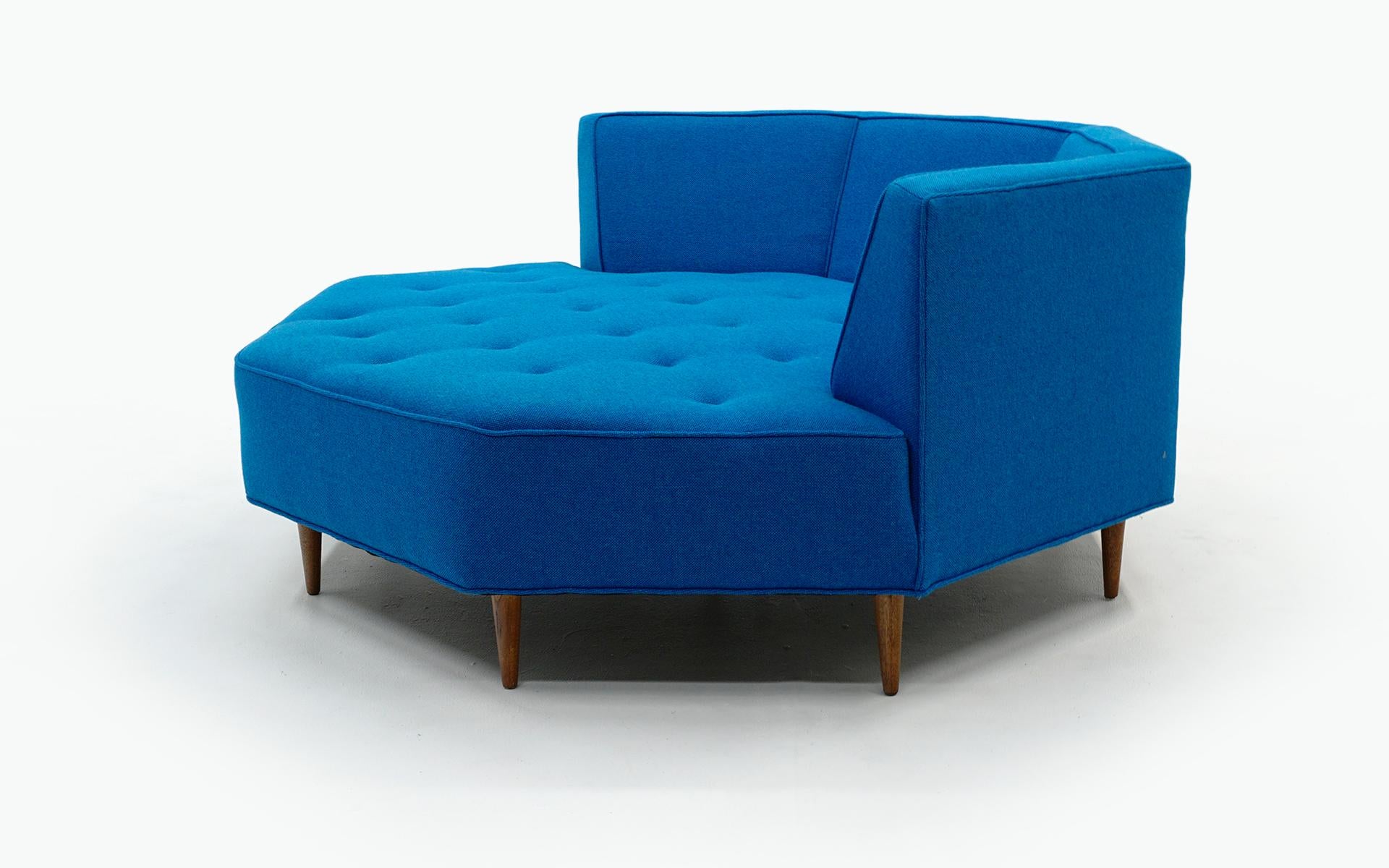 Achteckiges Sofa, Harvey Probber zugeschrieben, restauriert mit blauem Maharam-Stoff (amerikanisch) im Angebot