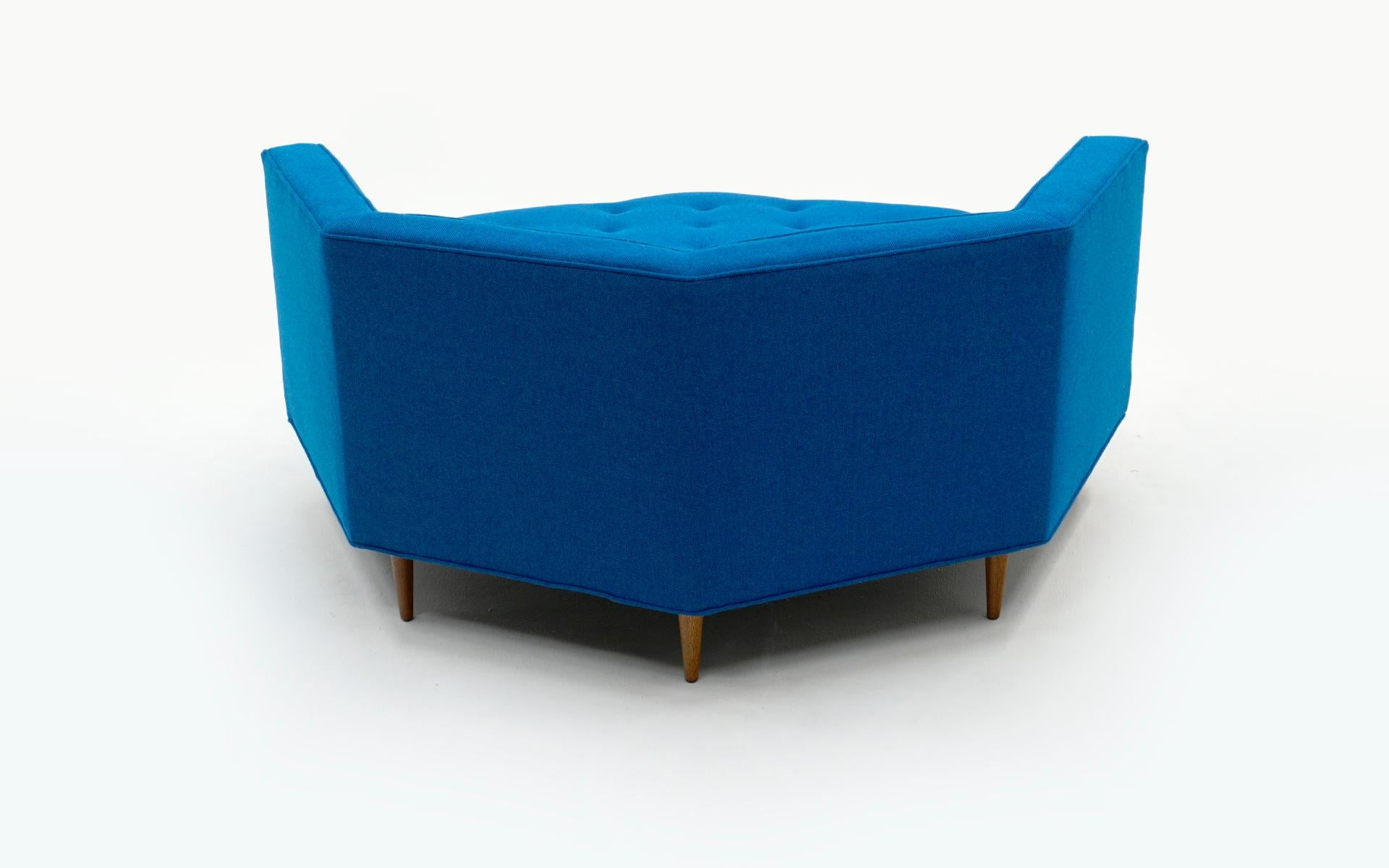 Achteckiges Sofa, Harvey Probber zugeschrieben, restauriert mit blauem Maharam-Stoff im Zustand „Hervorragend“ im Angebot in Kansas City, MO