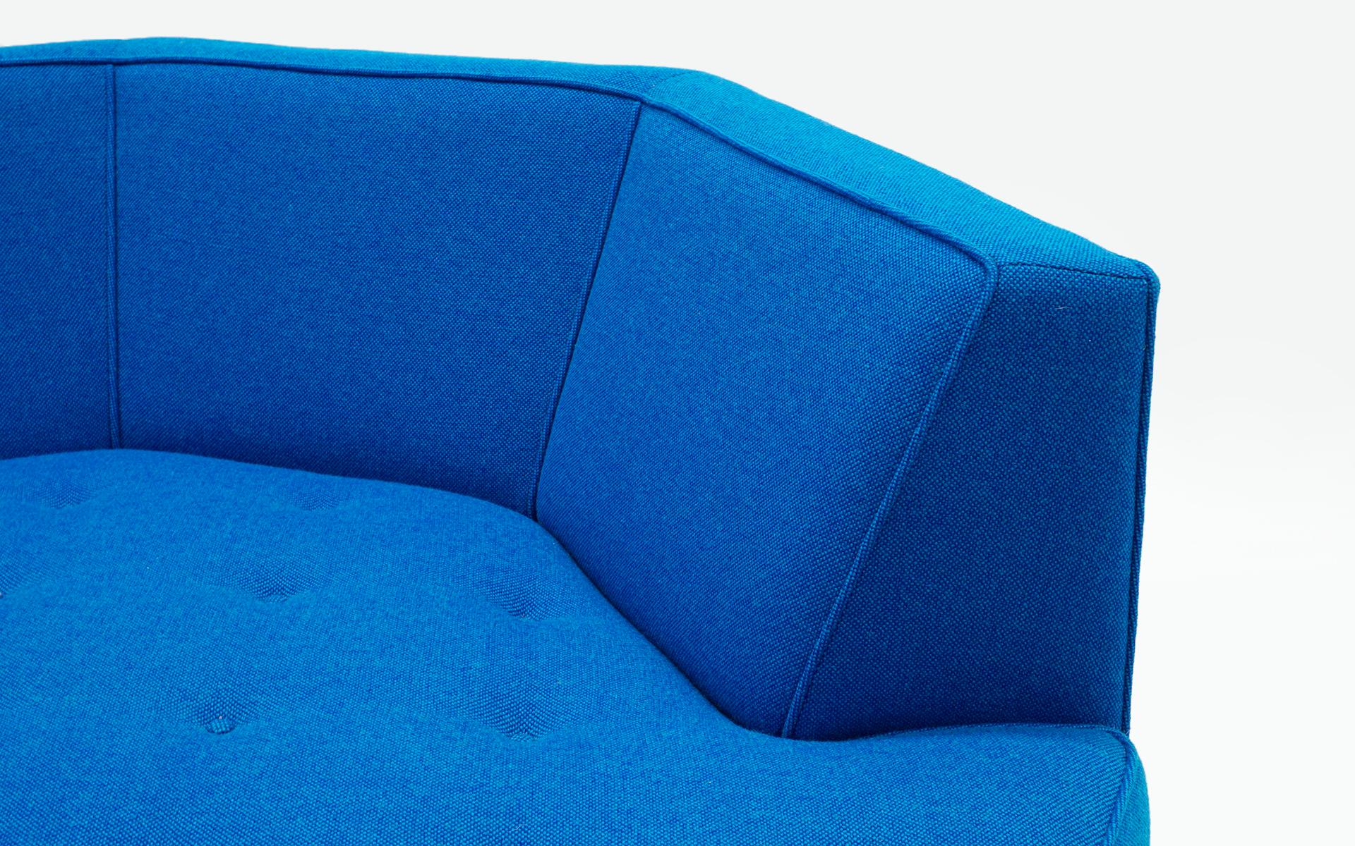 Achteckiges Sofa, Harvey Probber zugeschrieben, restauriert mit blauem Maharam-Stoff (Mitte des 20. Jahrhunderts) im Angebot