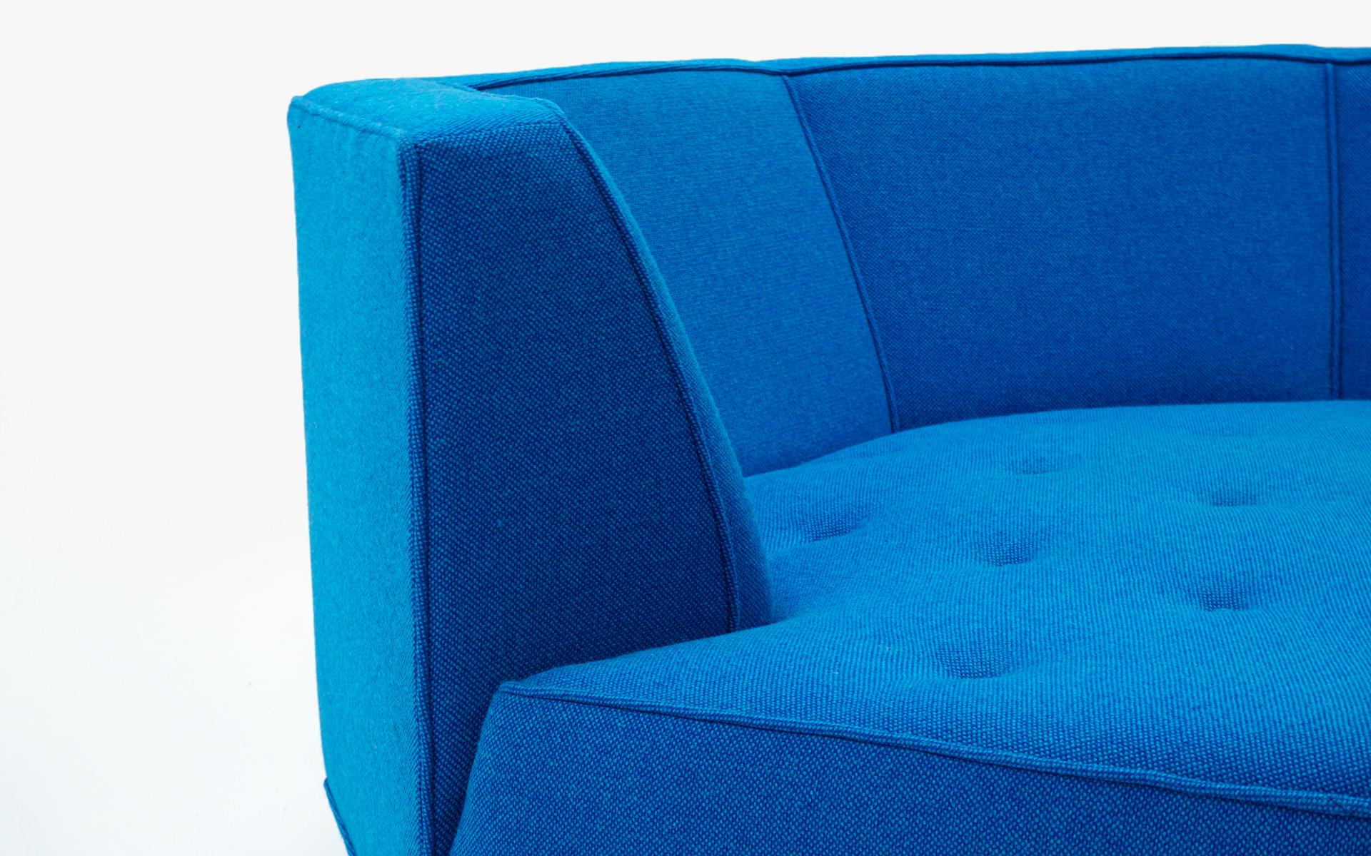 Achteckiges Sofa, Harvey Probber zugeschrieben, restauriert mit blauem Maharam-Stoff (Polster) im Angebot
