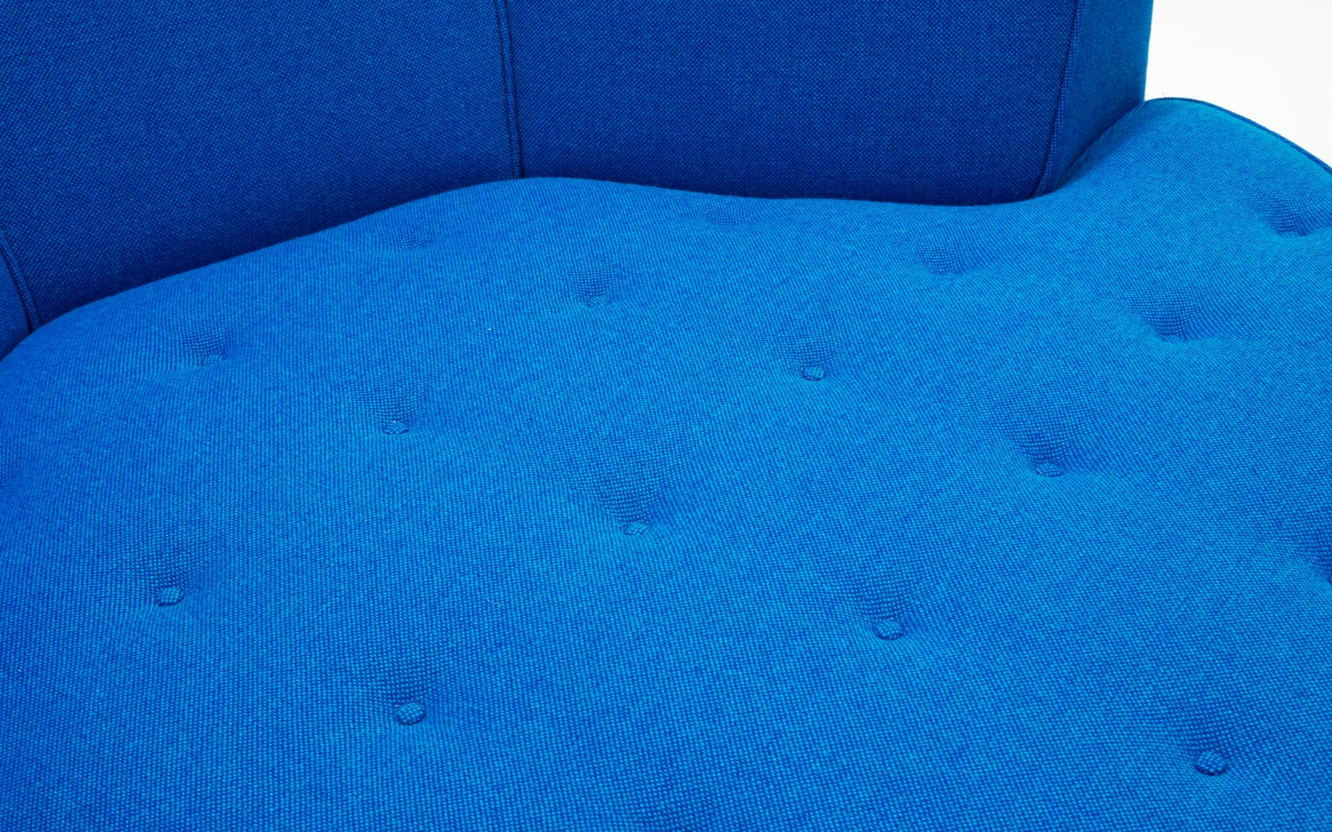 Achteckiges Sofa, Harvey Probber zugeschrieben, restauriert mit blauem Maharam-Stoff im Angebot 1
