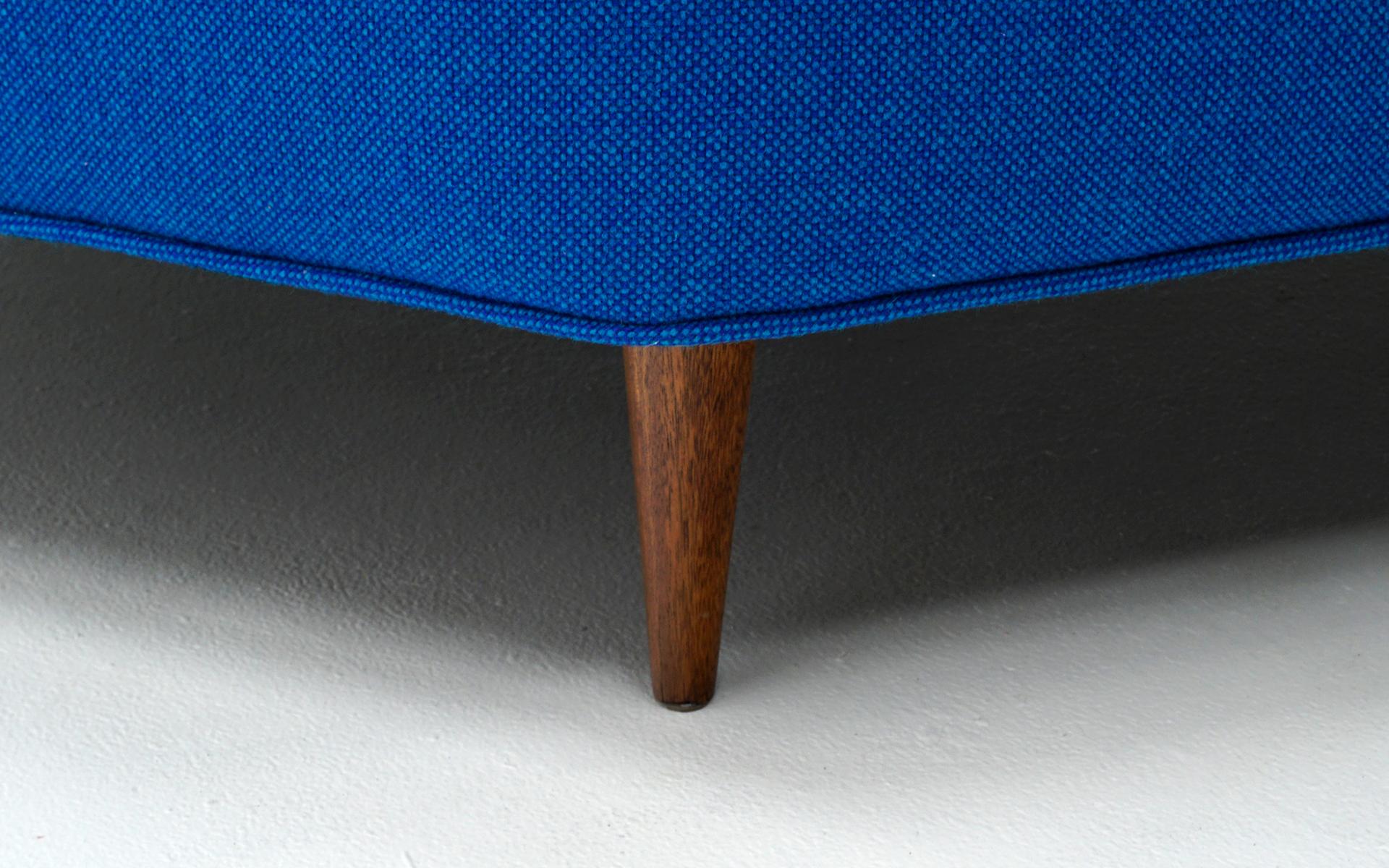 Achteckiges Sofa, Harvey Probber zugeschrieben, restauriert mit blauem Maharam-Stoff im Angebot 2
