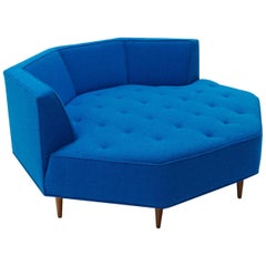 Achteckiges Sofa, Harvey Probber zugeschrieben, restauriert mit blauem Maharam-Stoff