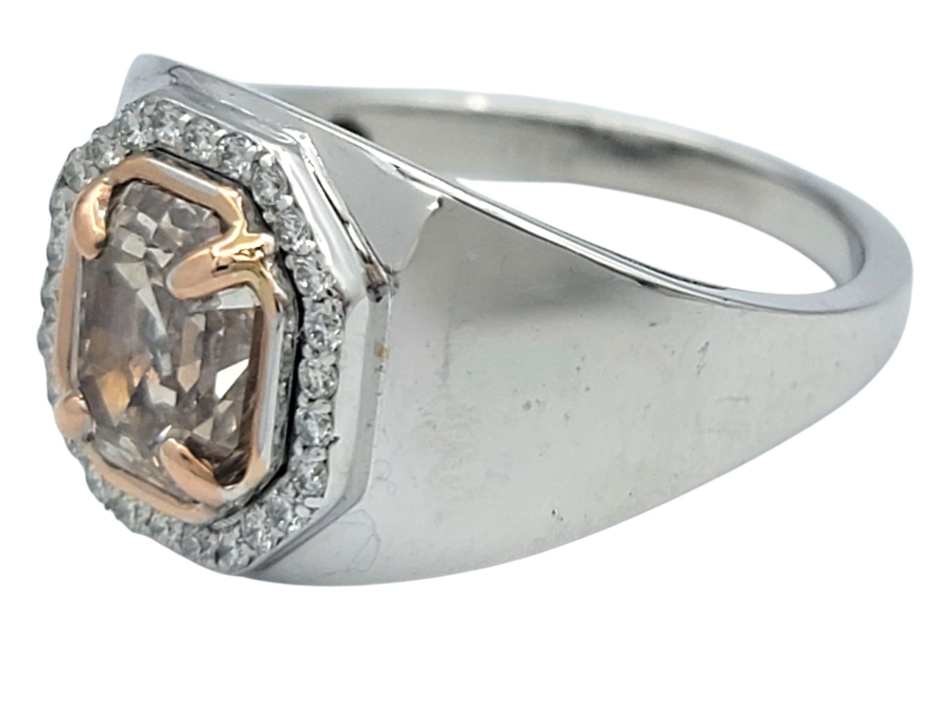 Achteckiger Diamantring mit Stufenschliff, rosa-braun, mit Halo aus 18 Karat Gold (Achteckschliff) im Angebot