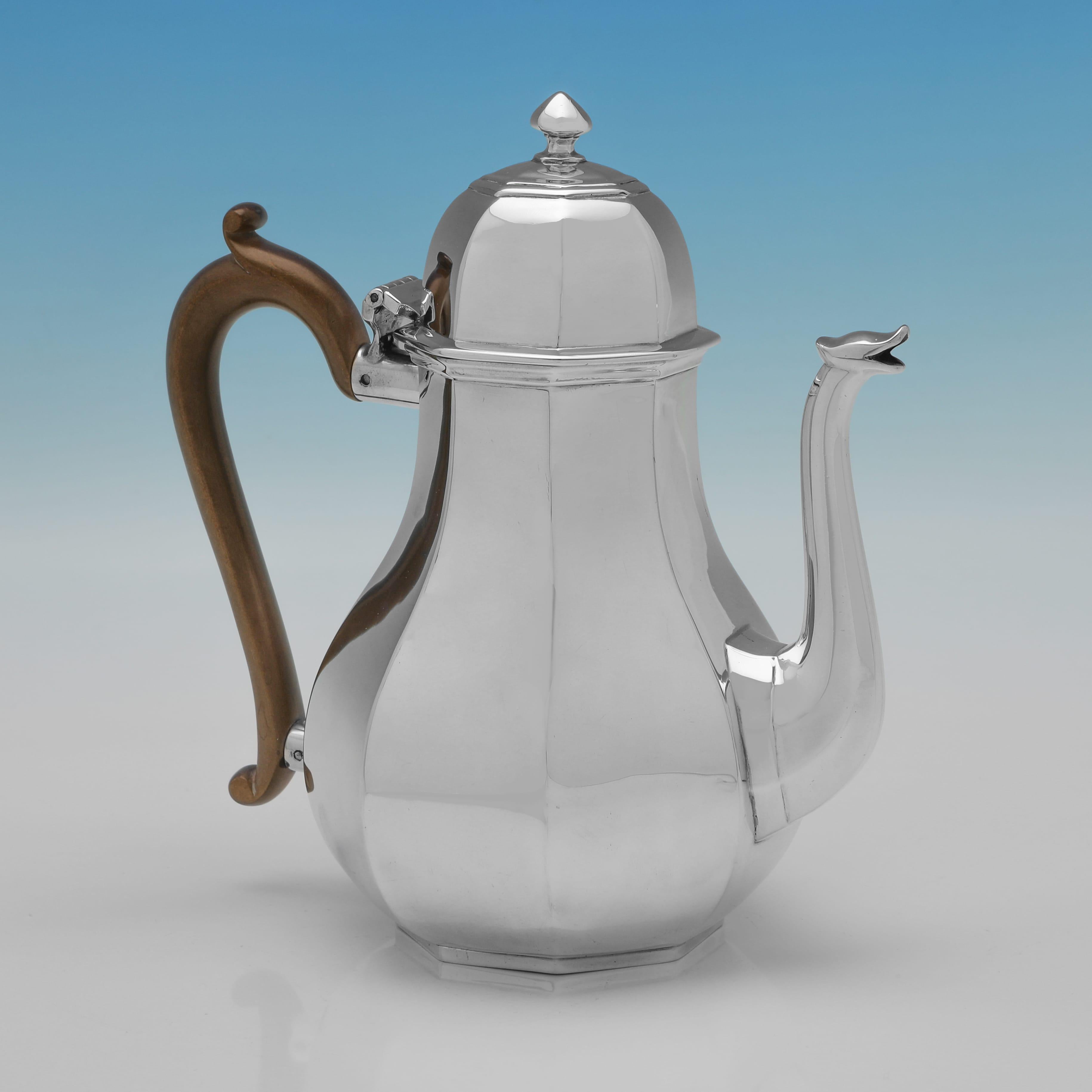Poinçonnée à Londres en 1910 par Hancocks & Co, cette belle cafetière ancienne en argent massif est de style simple, de forme octogonale et dotée d'une poignée en bois. La cafetière mesure 21 cm (8,25