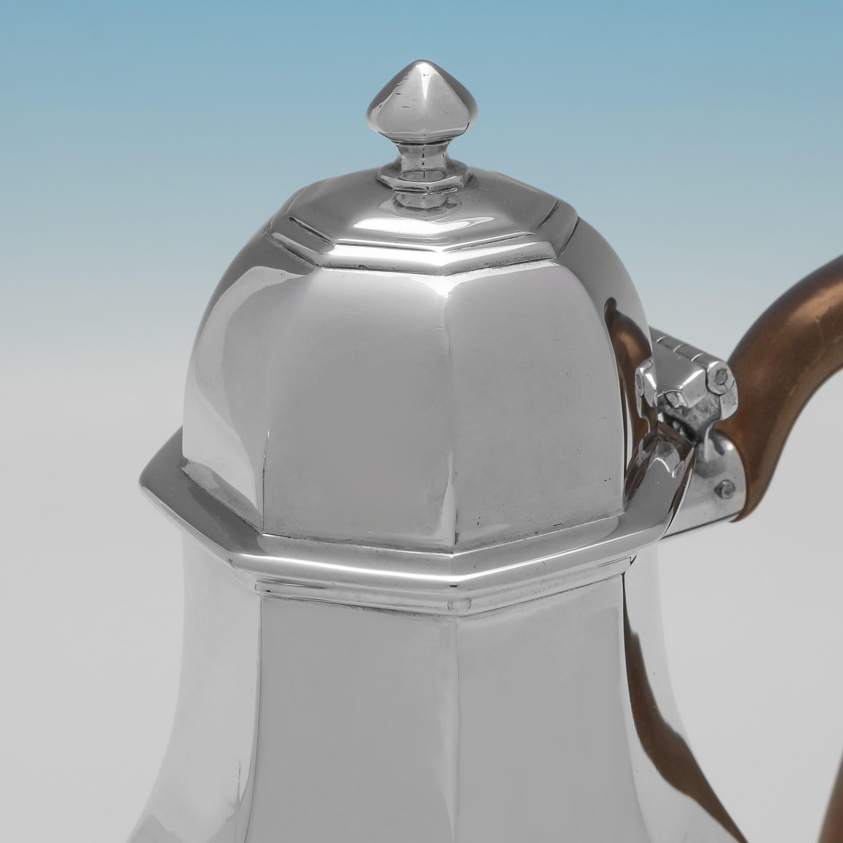 Anglais Cafetière octogonale en argent sterling fabriquée par Hancocks of London en 1910 en vente