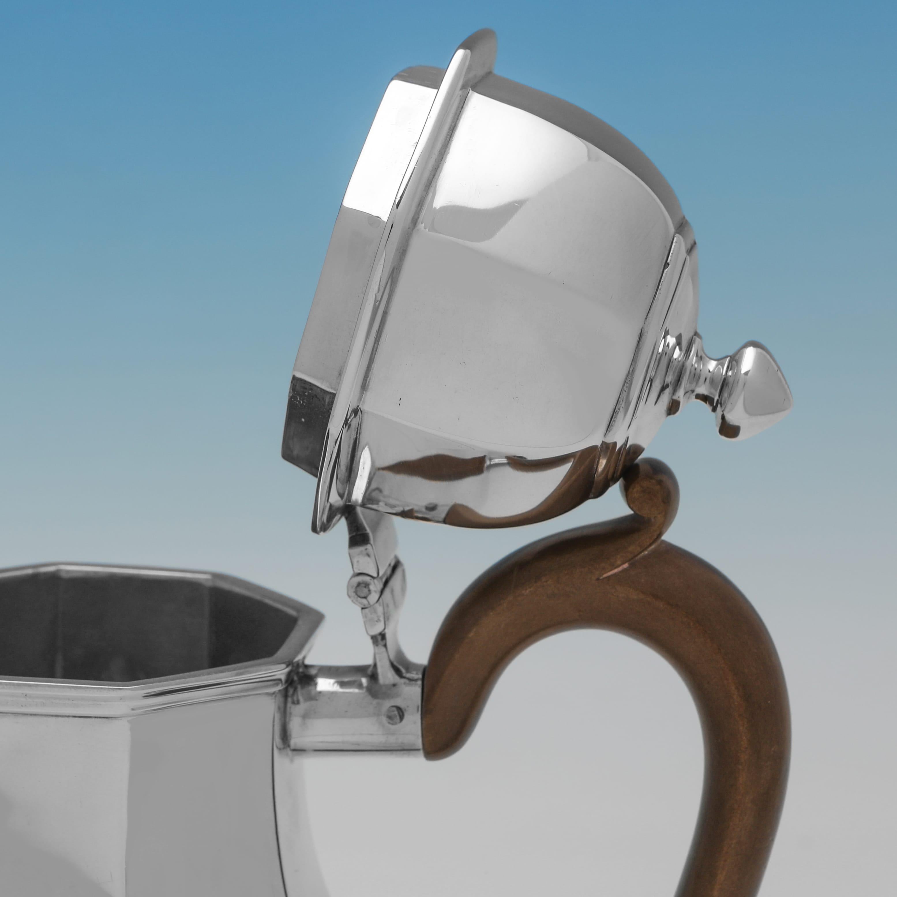 Début du 20ème siècle Cafetière octogonale en argent sterling fabriquée par Hancocks of London en 1910 en vente