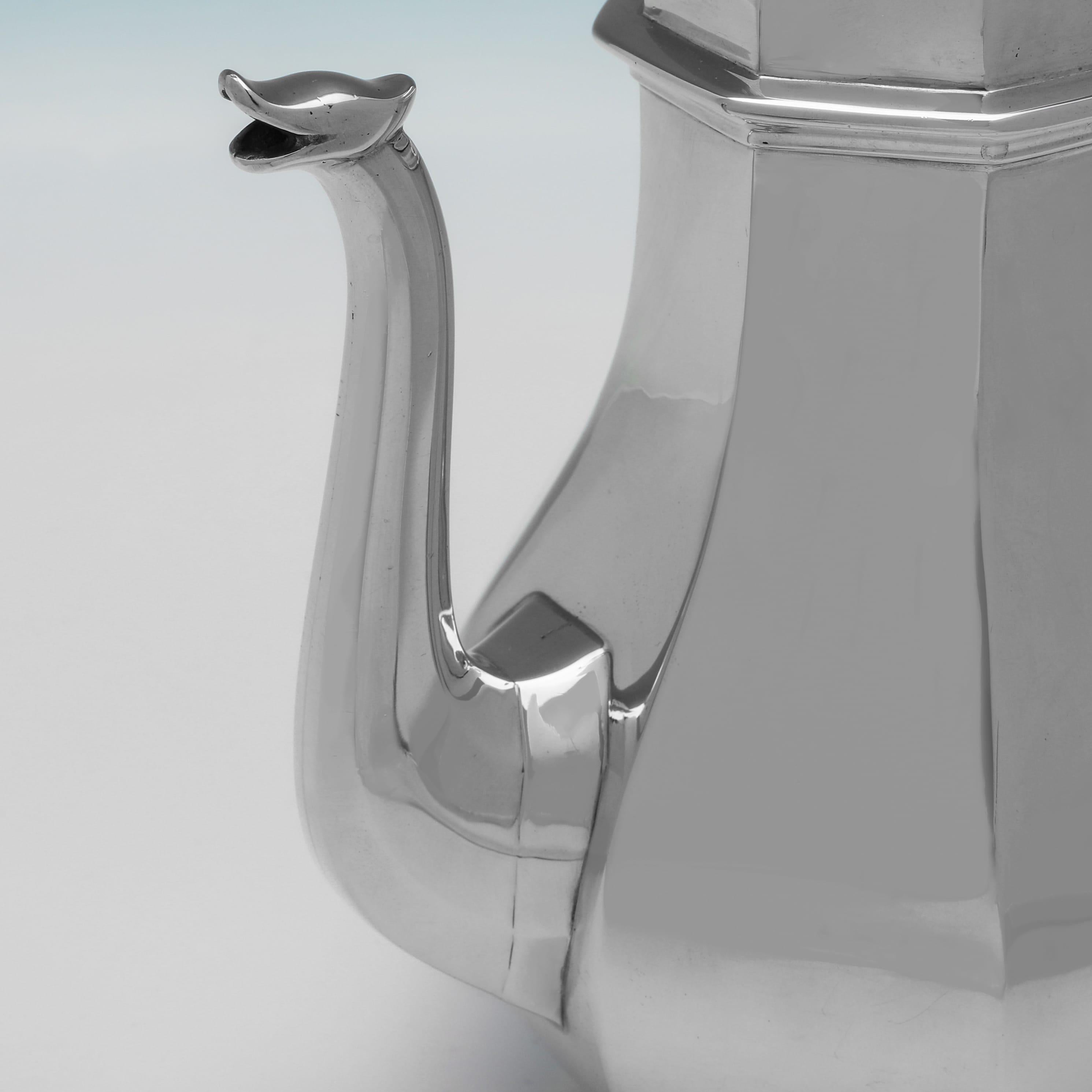 Argent sterling Cafetière octogonale en argent sterling fabriquée par Hancocks of London en 1910 en vente