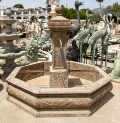 Fontaine de jardin octogonale en pierre, avec une colonne centrale et quatre becs