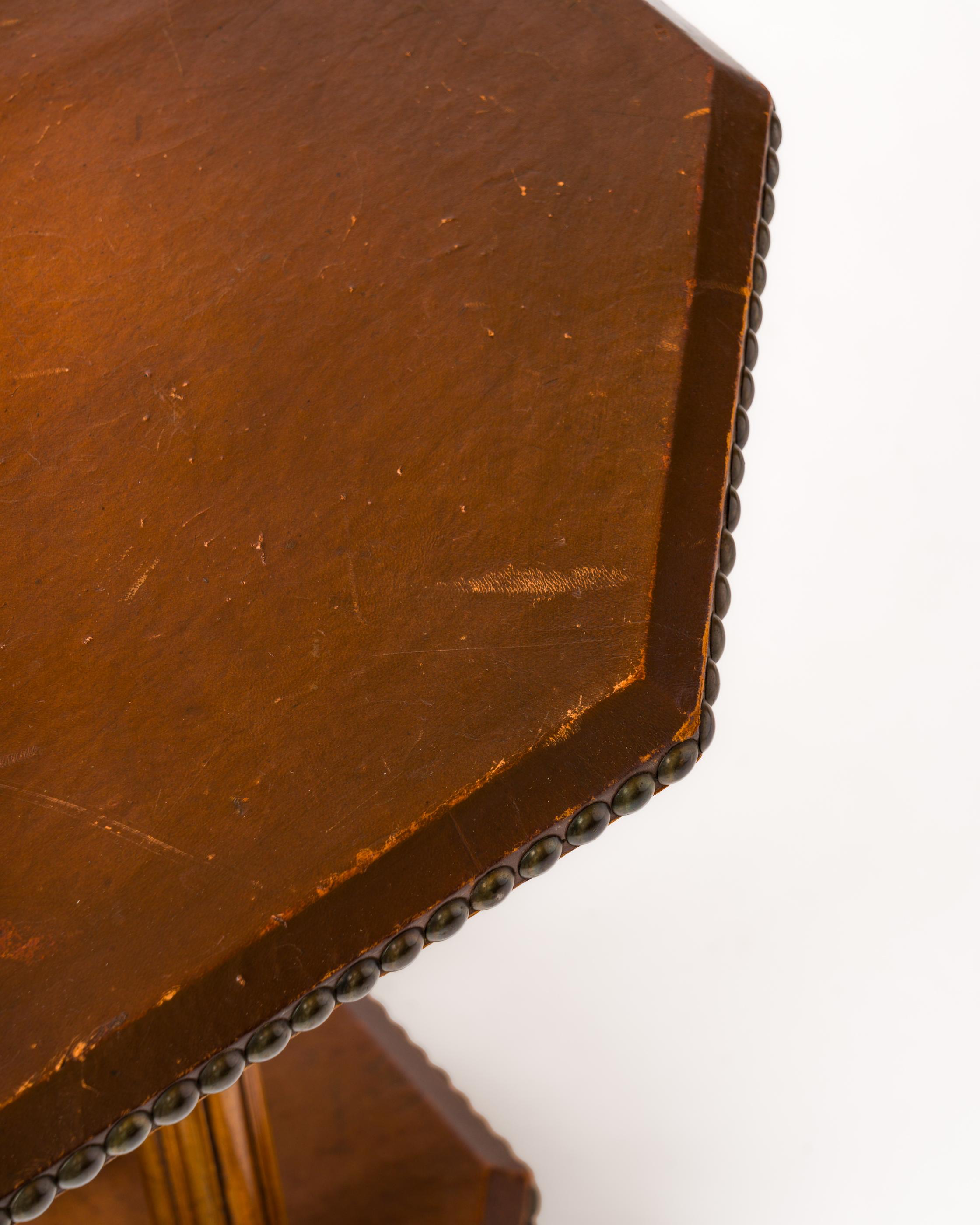 Tavolo ottagonale con piedistallo in legno e pelle borchiata - Francia anni '40 In condizioni discrete in vendita a New York, NY