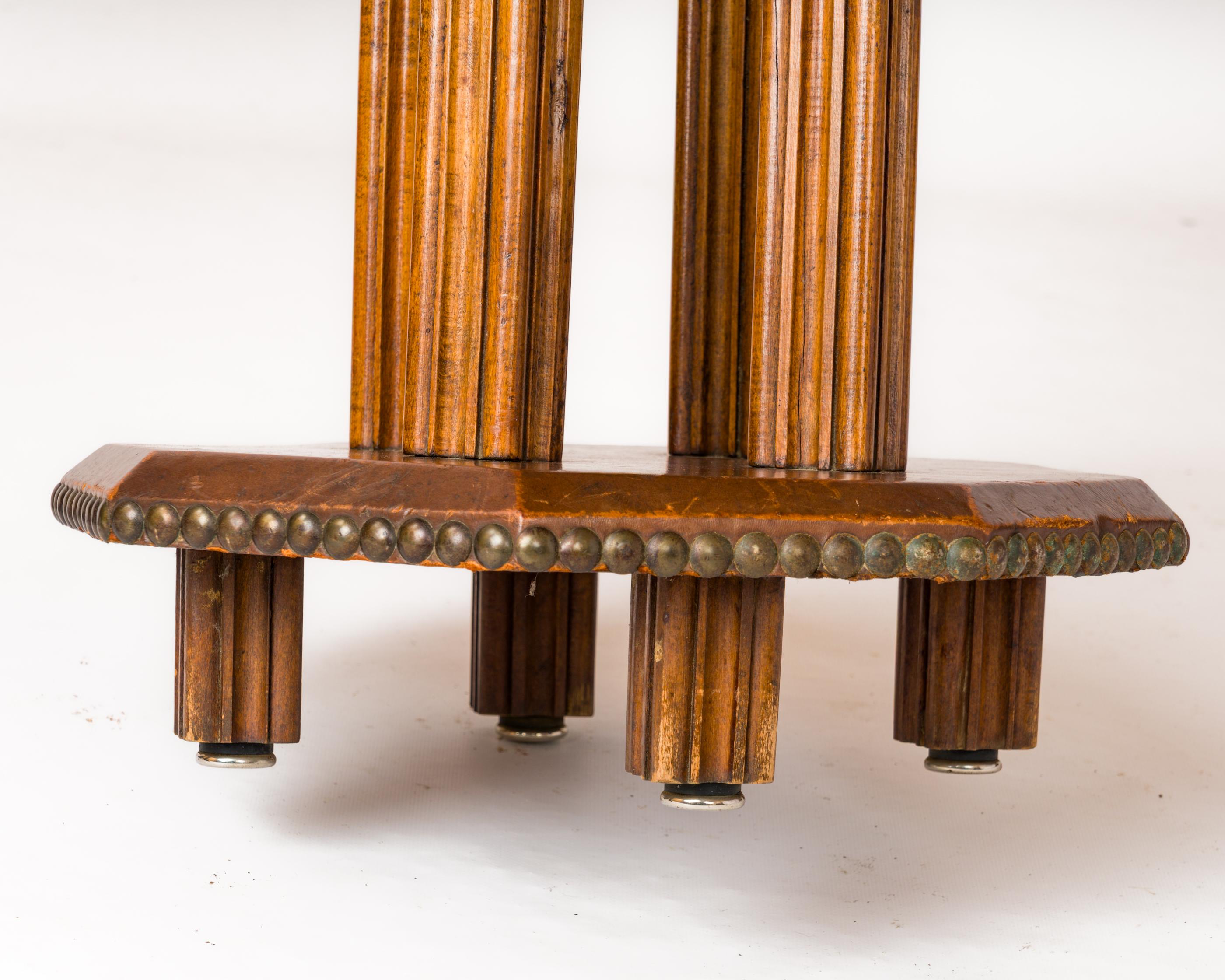 Tavolo ottagonale con piedistallo in legno e pelle borchiata - Francia anni '40 in vendita 1