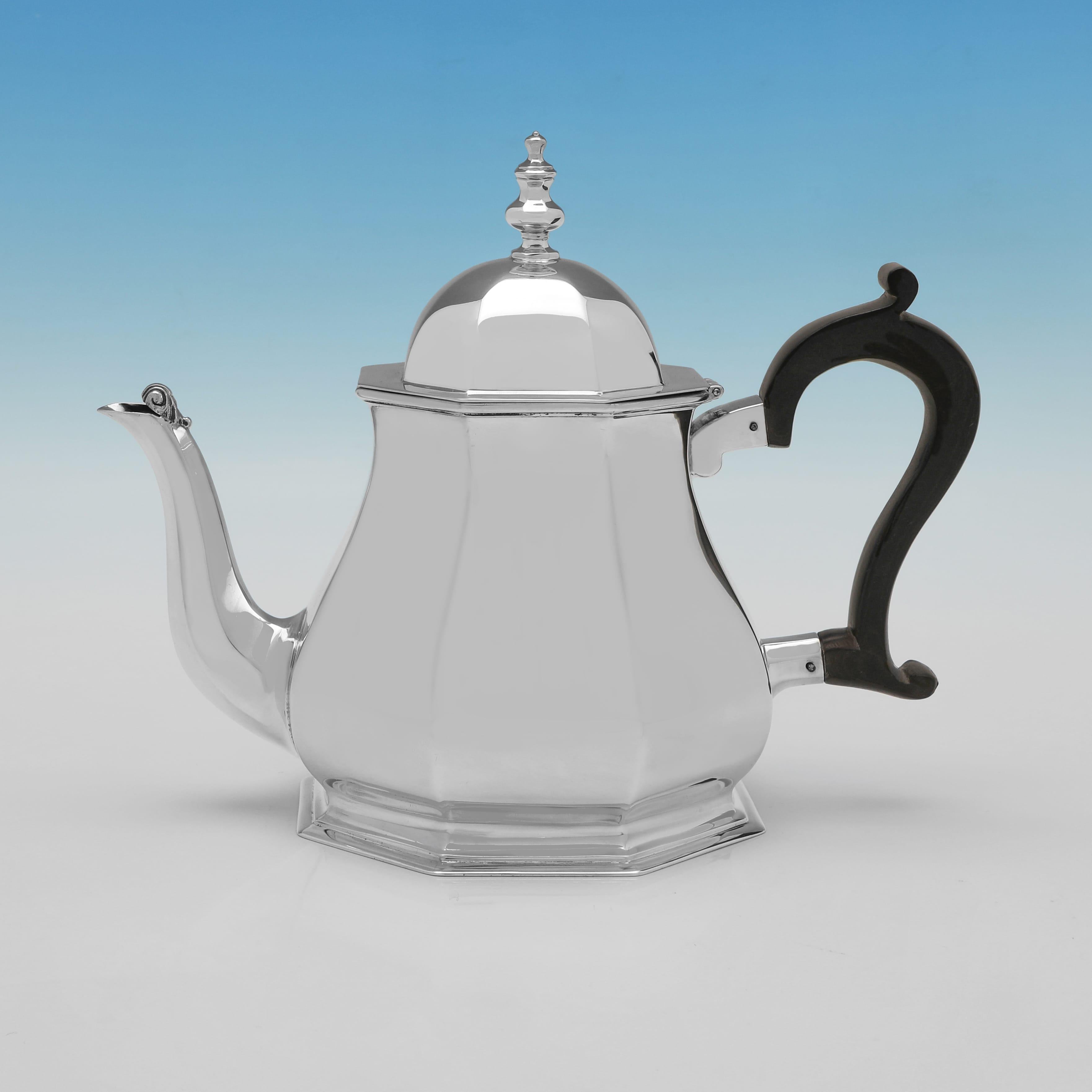 Poinçonné à Sheffield en 1928 par Roberts & Belk, ce service à thé sophistiqué en argent sterling George V, composé de quatre pièces, présente un design Art déco raffiné. Chaque pièce est de forme octogonale et présente une surface lisse et polie.