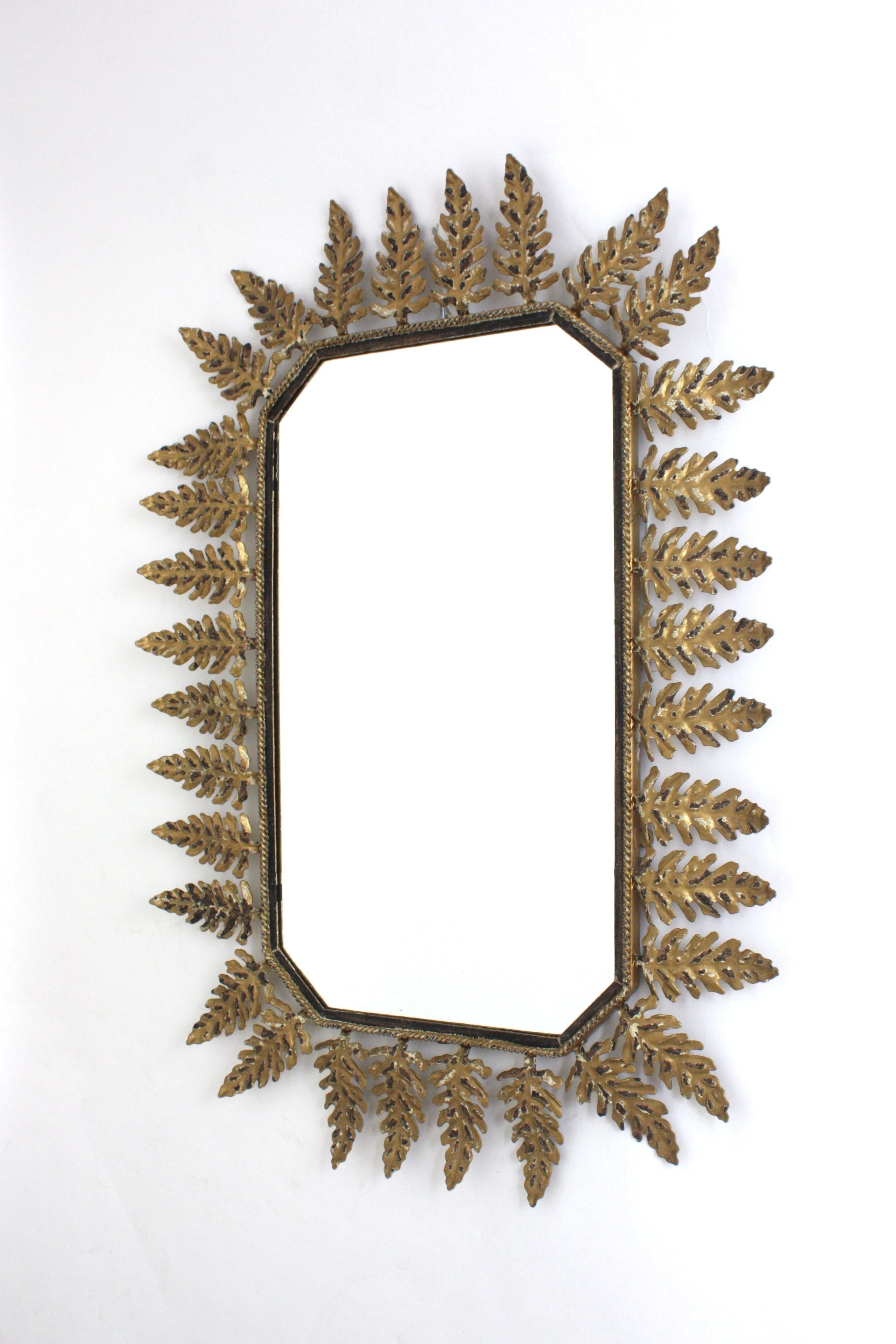 Miroir octogonal ensoleillé avec cadre de feuillage, métal doré de Parcel, années 1950 en vente 2